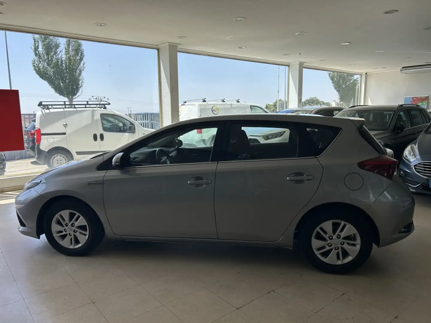 Toyota Auris hybrid 140H Active Beige - 2