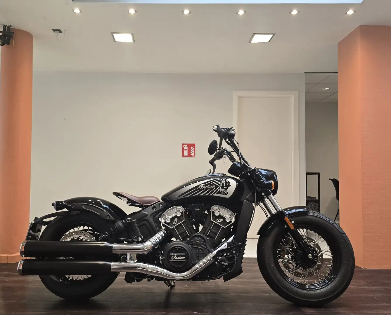 Indian Scout Bobber Twenty Noir - 1