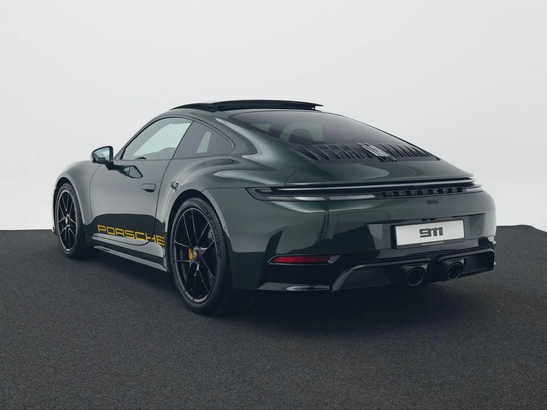 포르쉐 911 Carrera 4 GTS 2026 초록 사진 3