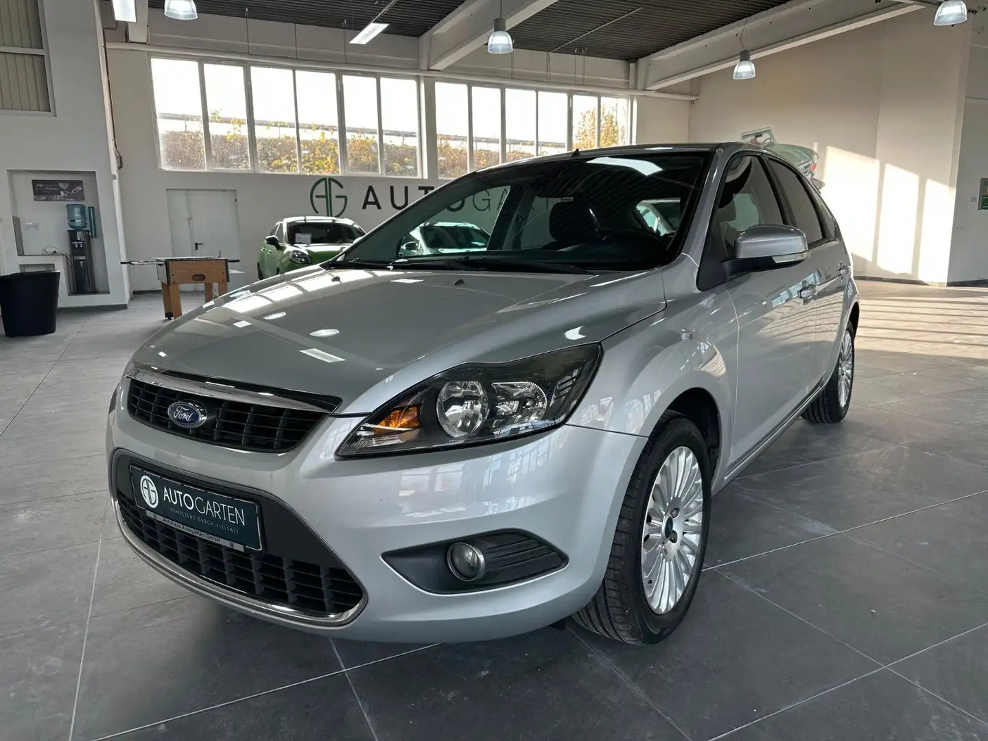 Ford Focus Lim. Titanium*Navi&Kamera*AHK. Silber - 1