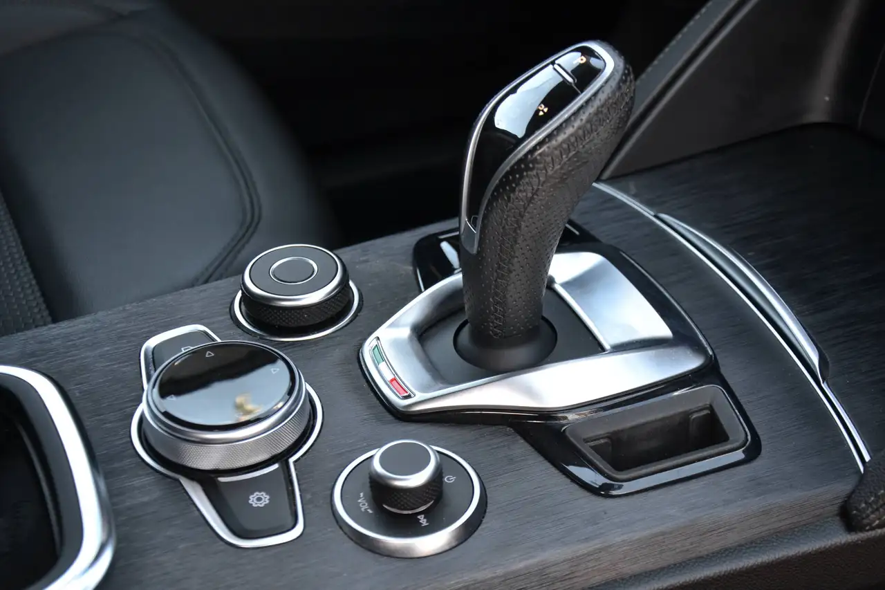 Alfa Romeo Stelvio 2021 — фото 12