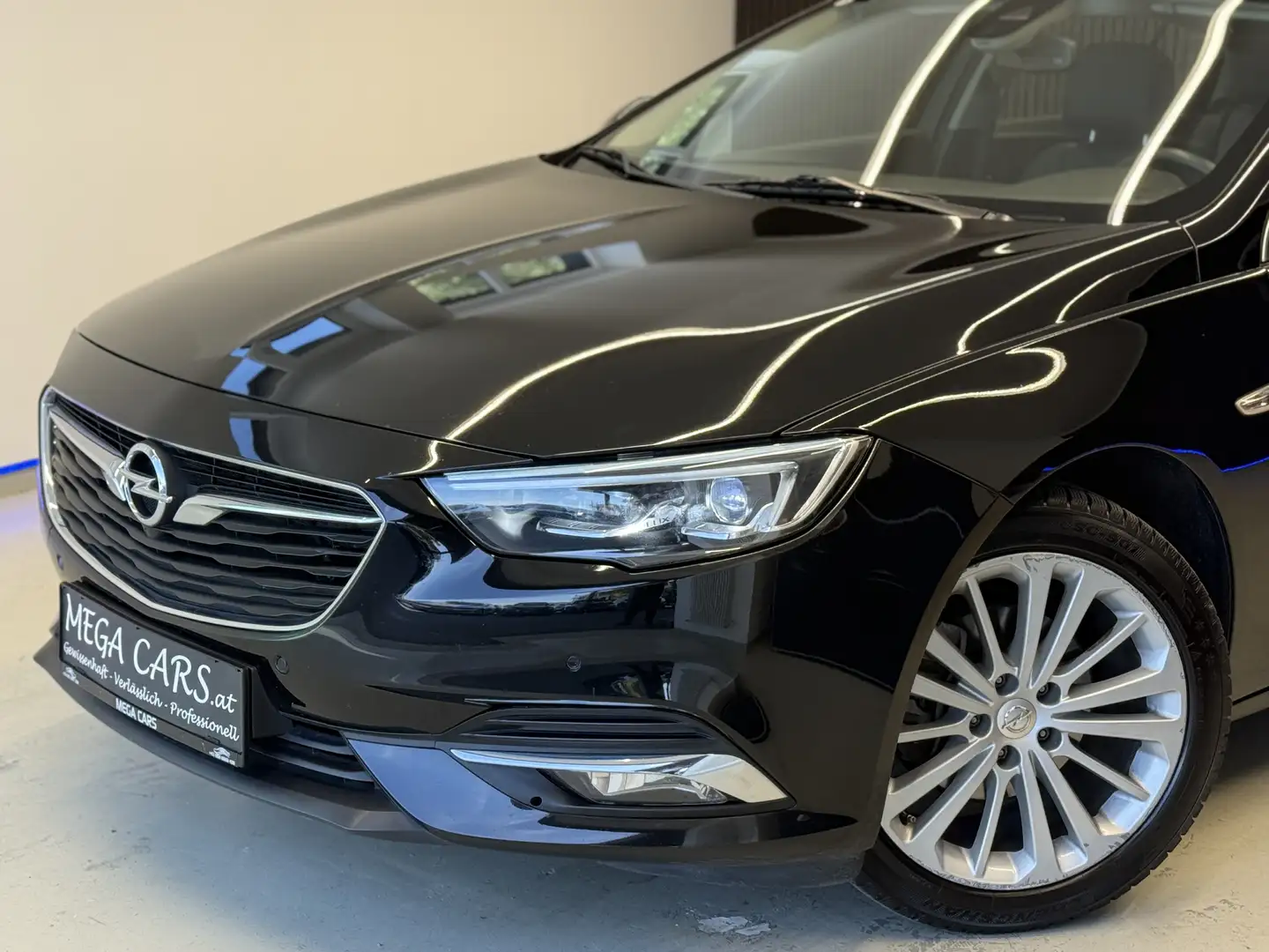 Opel Insignia Innovation / AUTOMATIK / NAVI / SITZH. / Schwarz - 2