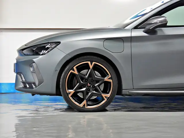 Cupra Leon view 3