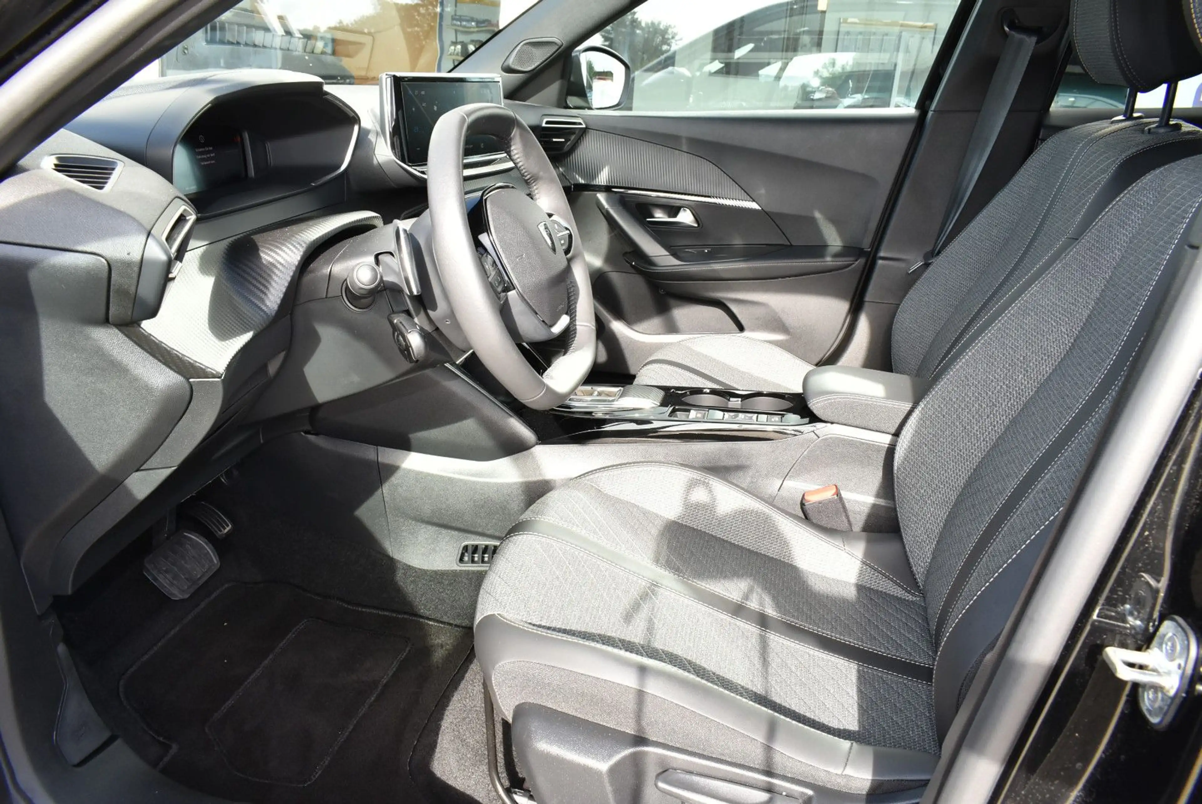 Peugeot 2008 Hybrid 145 Allure — photo 12