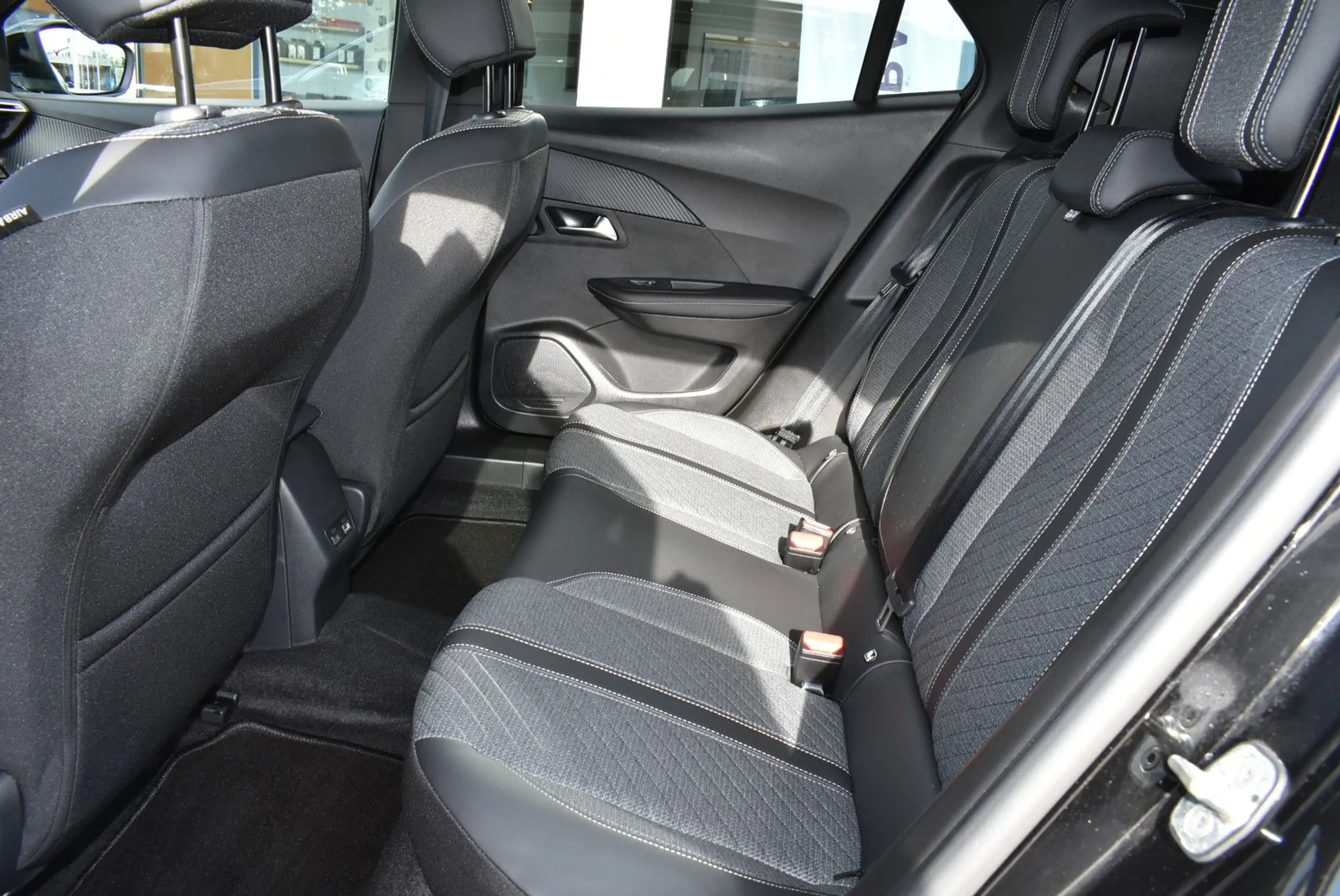 Peugeot 2008 Hybrid 145 Allure — photo 14