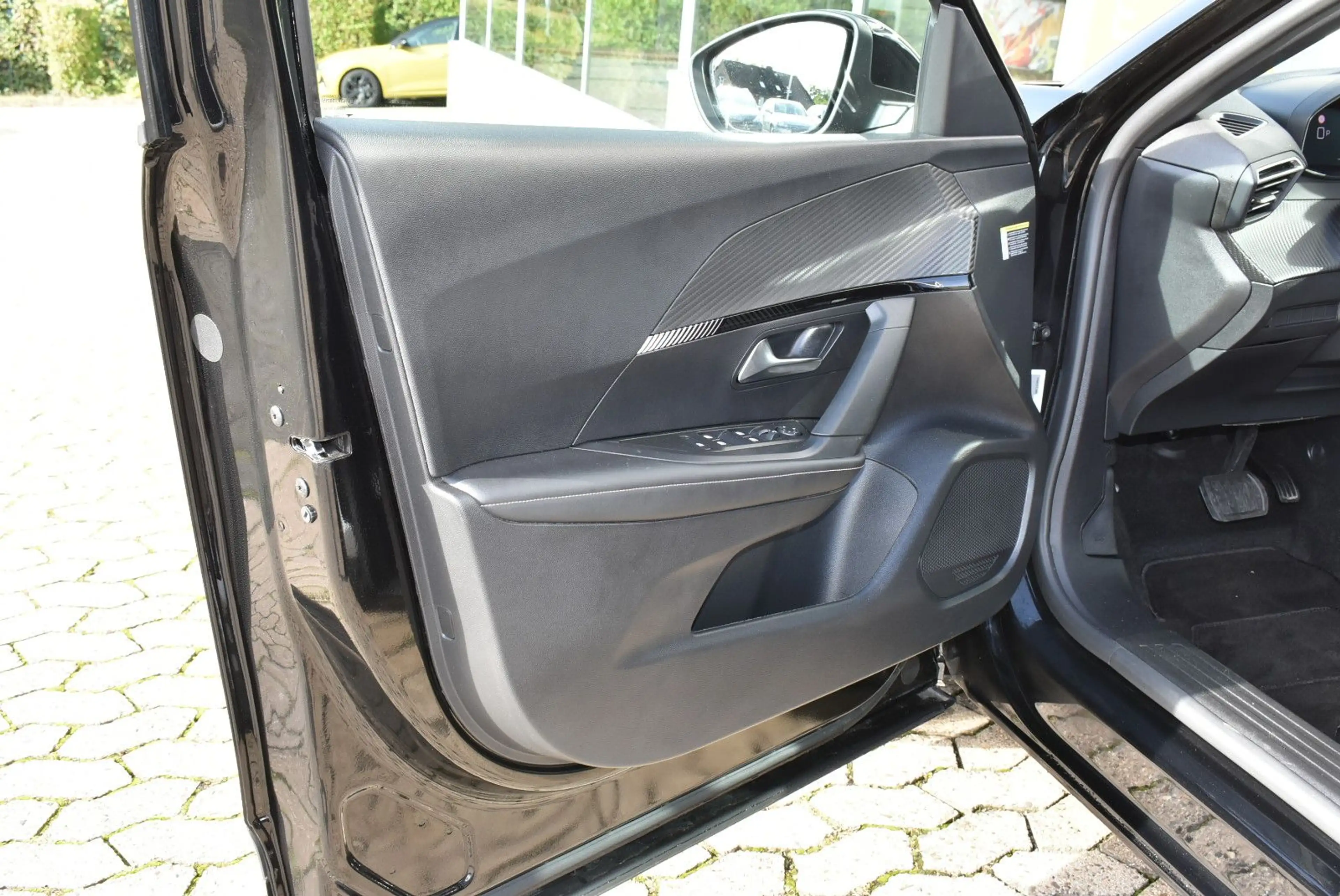 Peugeot 2008 Hybrid 145 Allure — photo 11