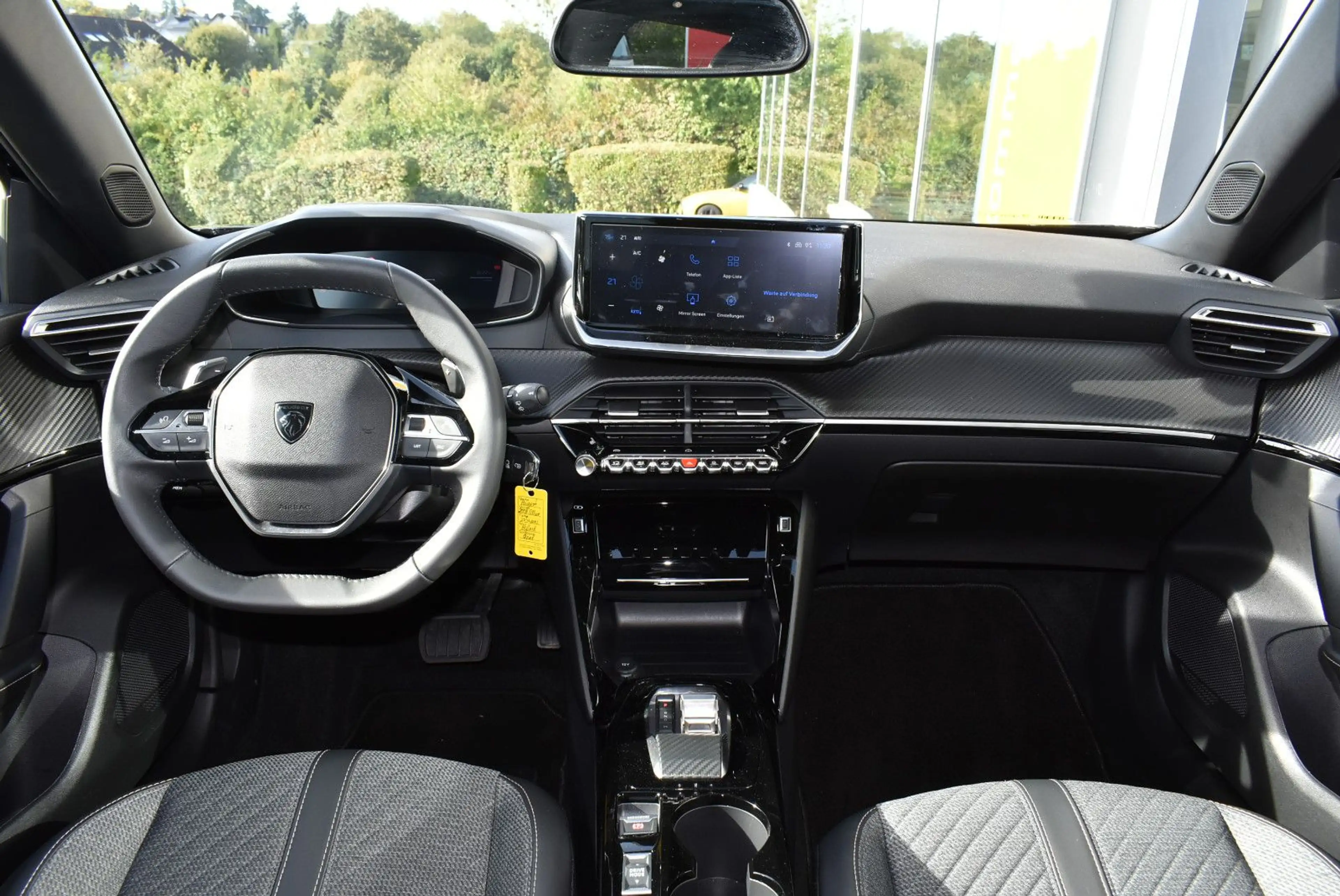 Peugeot 2008 Hybrid 145 Allure — photo 16