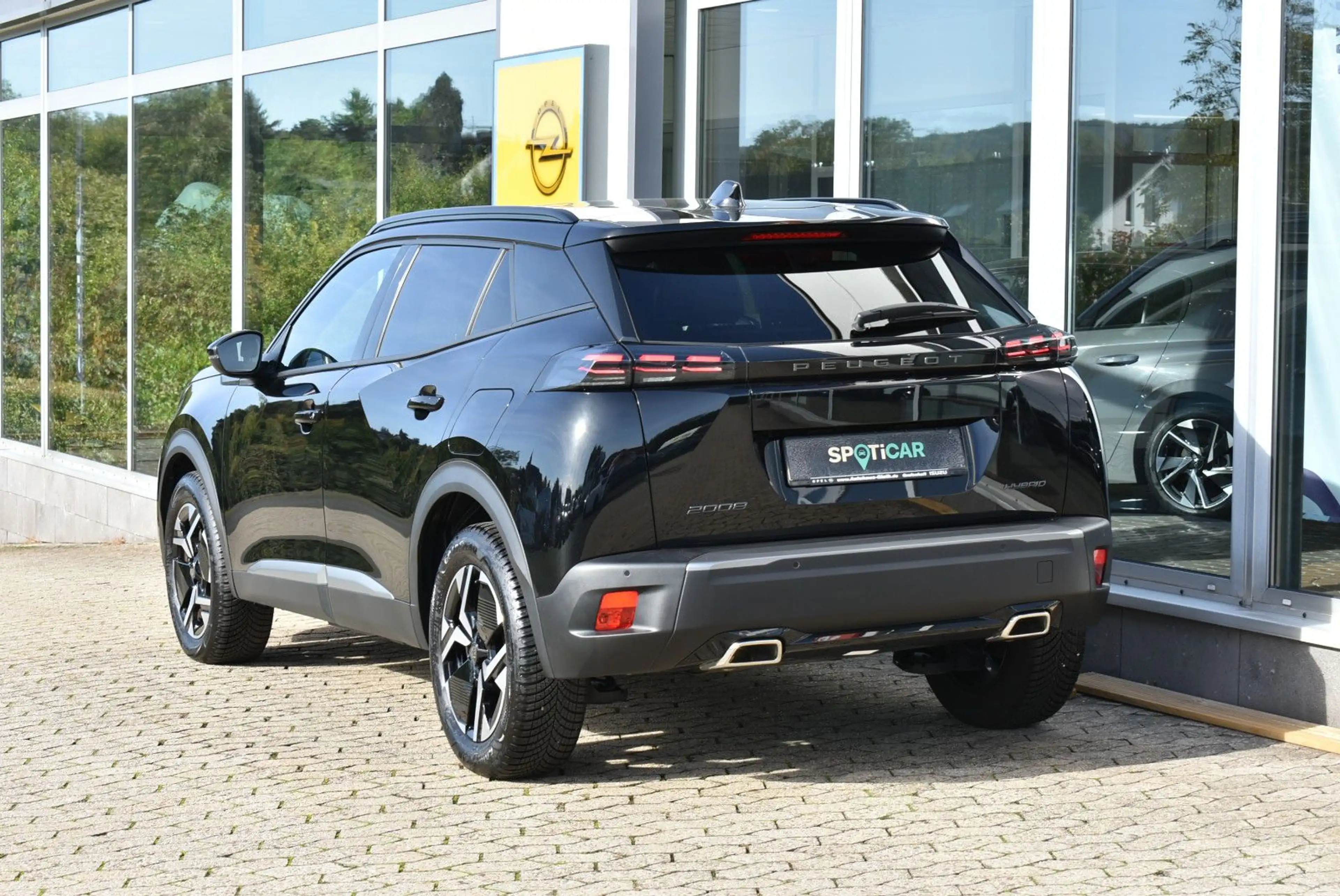 Peugeot 2008 Hybrid 145 Allure — photo 4