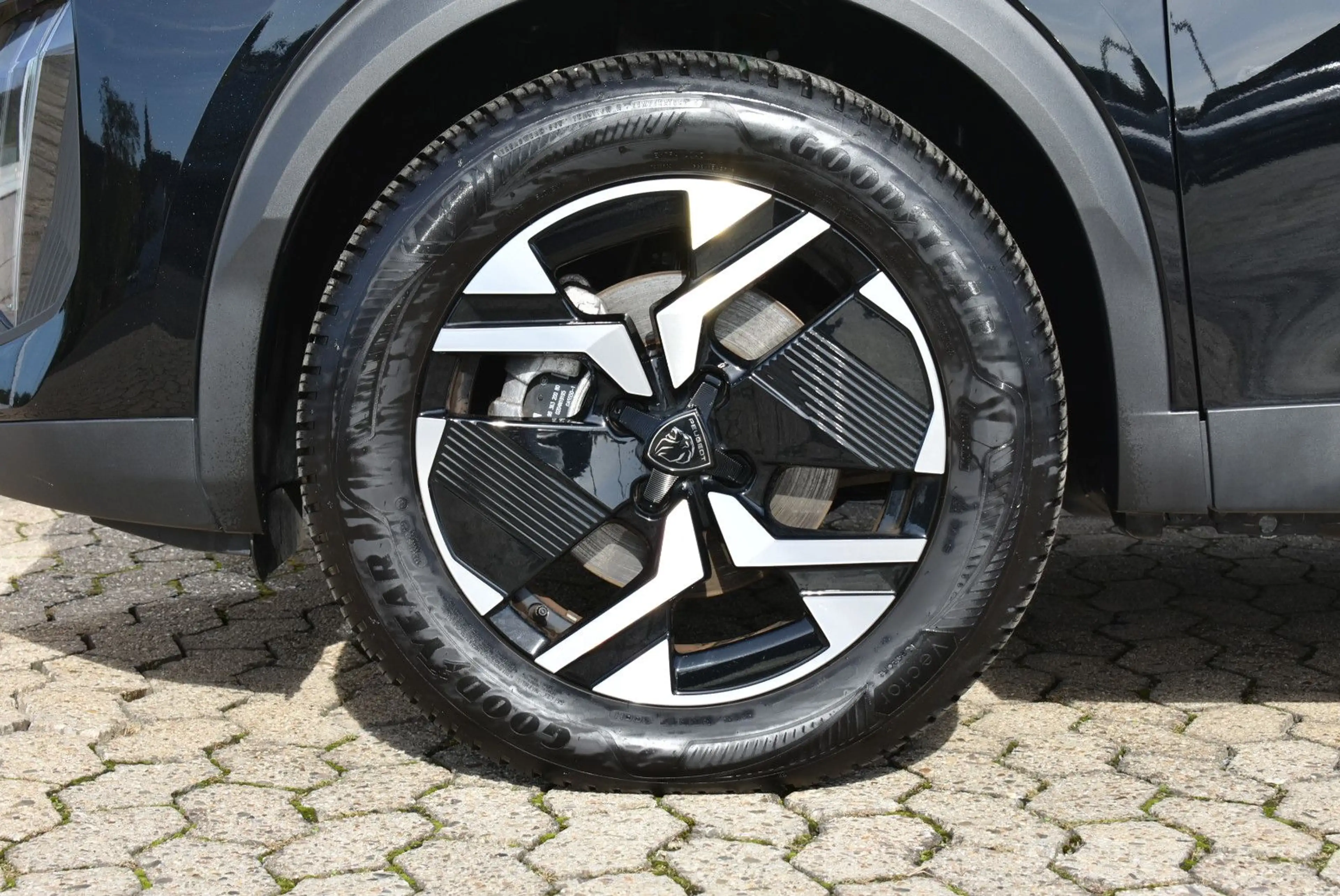 Peugeot 2008 Hybrid 145 Allure — photo 9