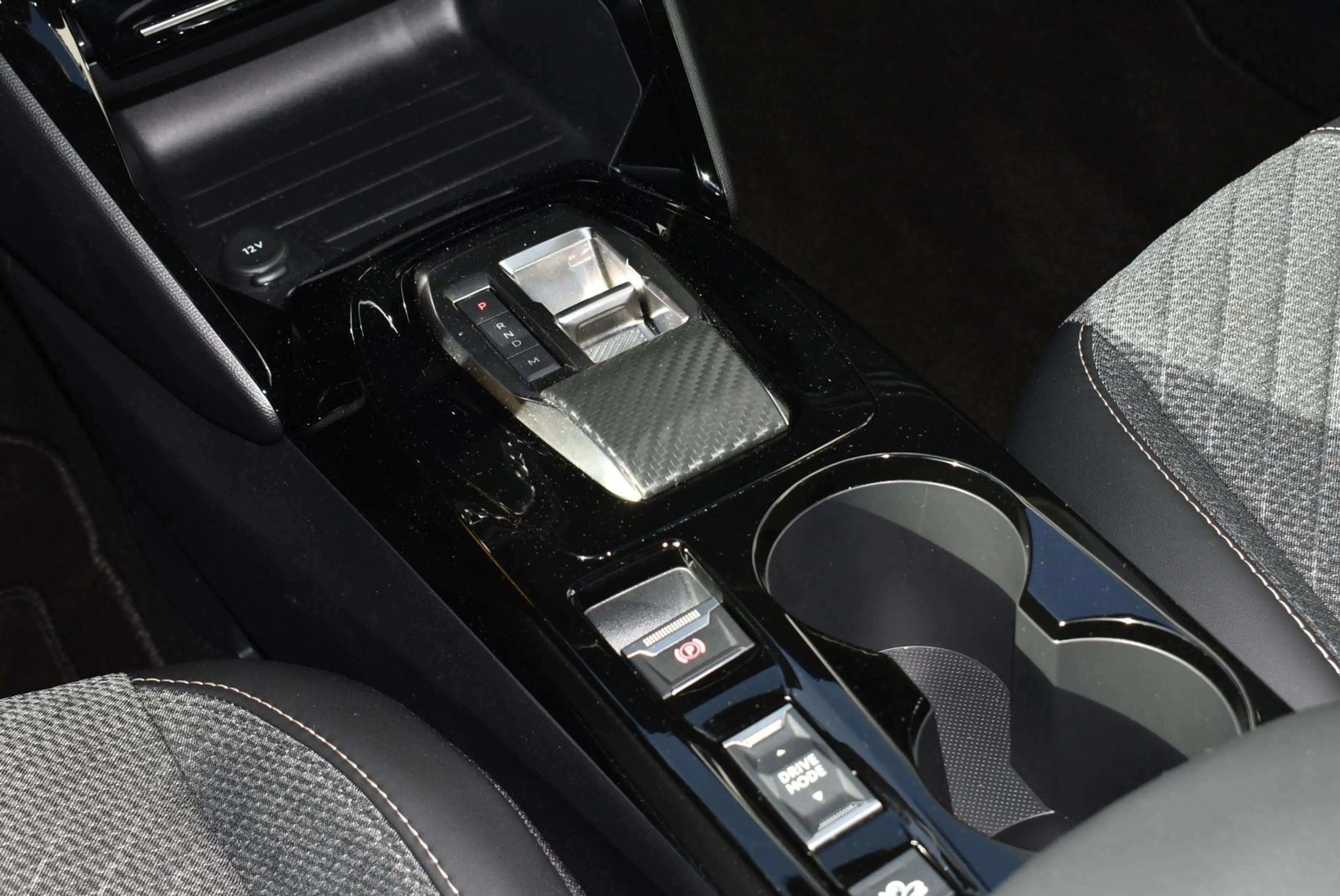 Peugeot 2008 Hybrid 145 Allure — photo 19