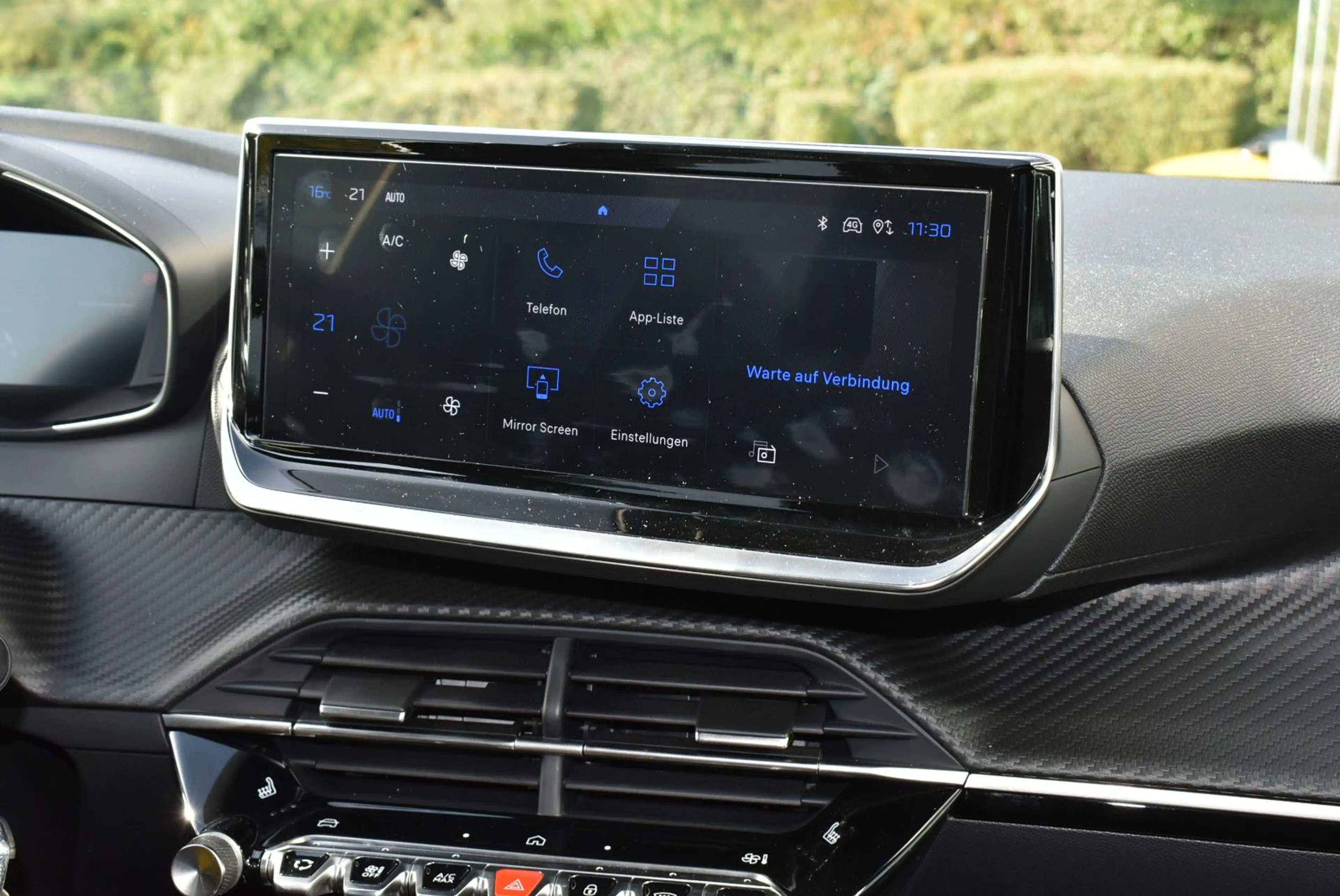 Peugeot 2008 Hybrid 145 Allure — photo 18