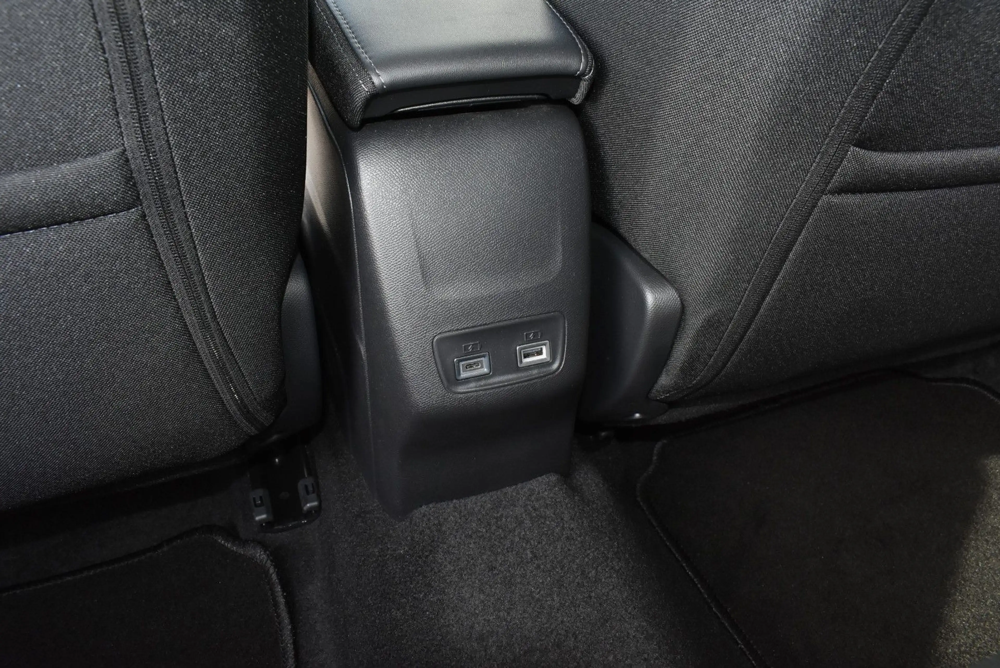 Peugeot 2008 Hybrid 145 Allure — photo 15