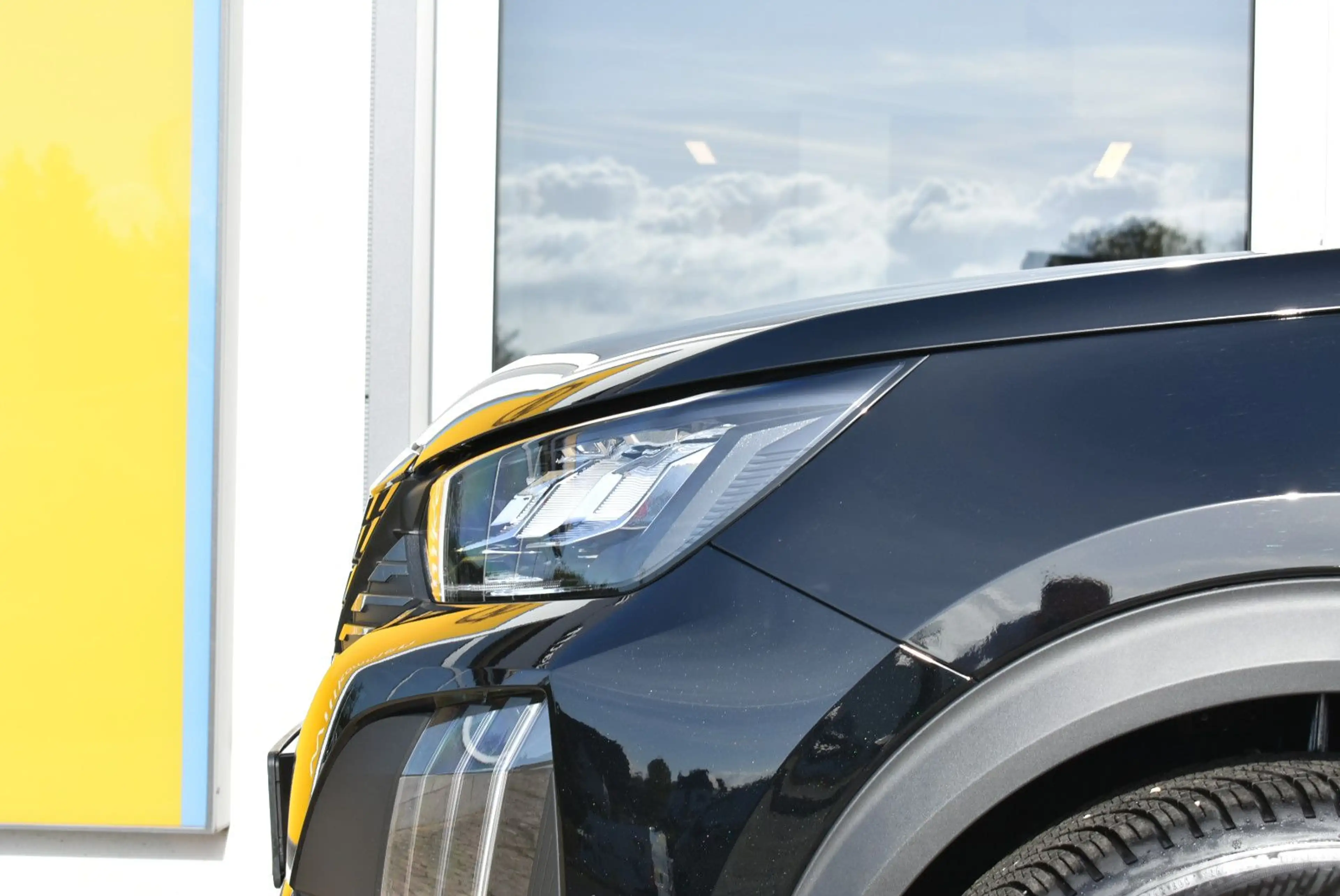 Peugeot 2008 Hybrid 145 Allure — photo 8