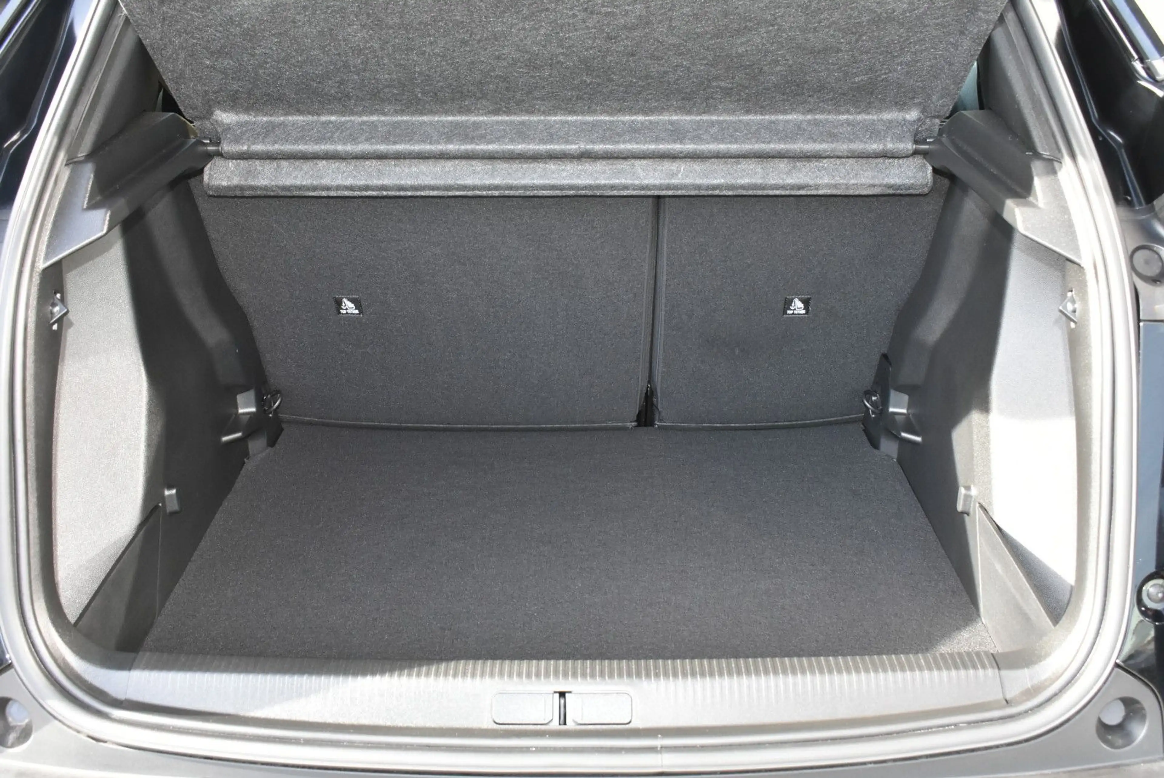 Peugeot 2008 Hybrid 145 Allure — photo 10