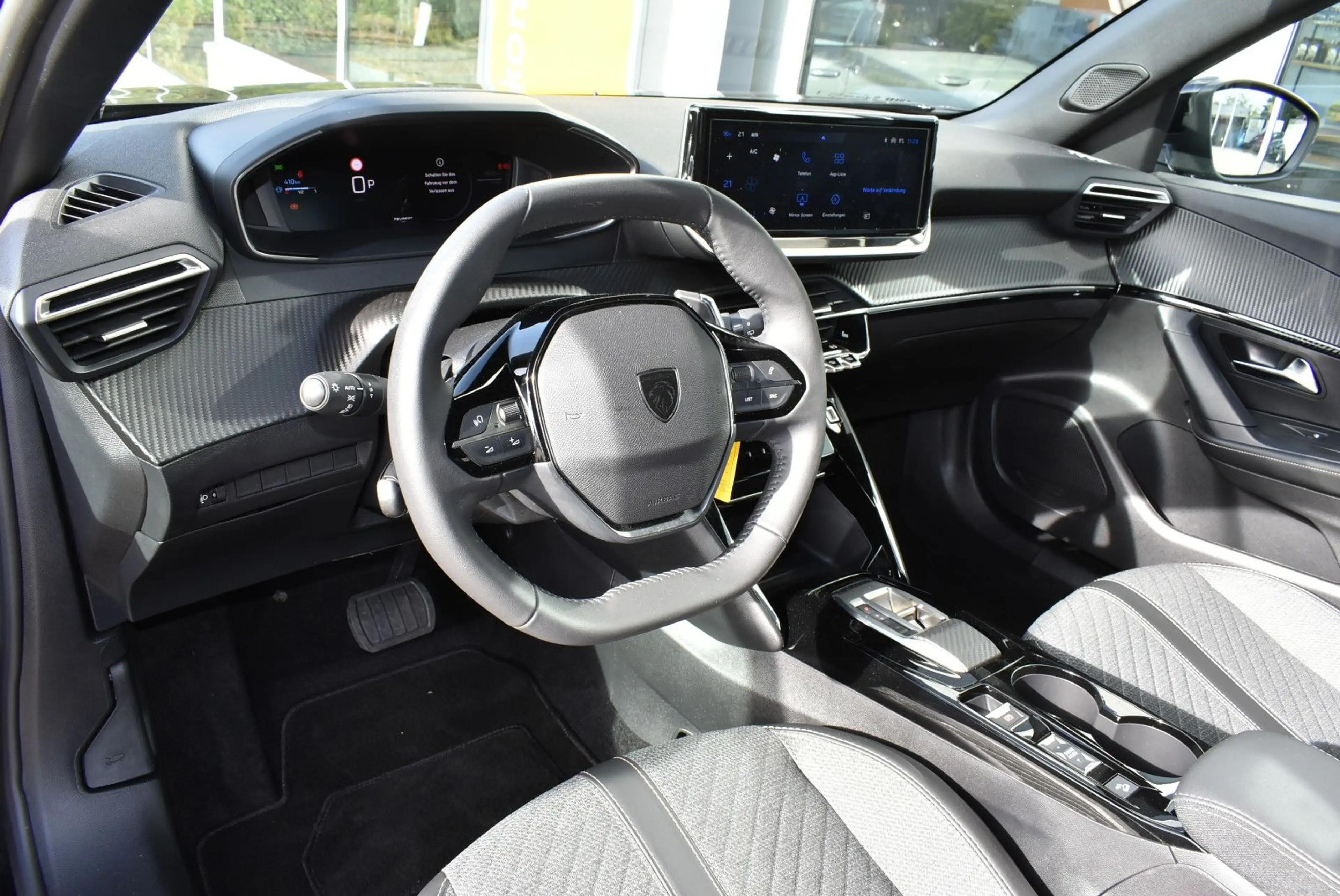 Peugeot 2008 Hybrid 145 Allure — photo 13