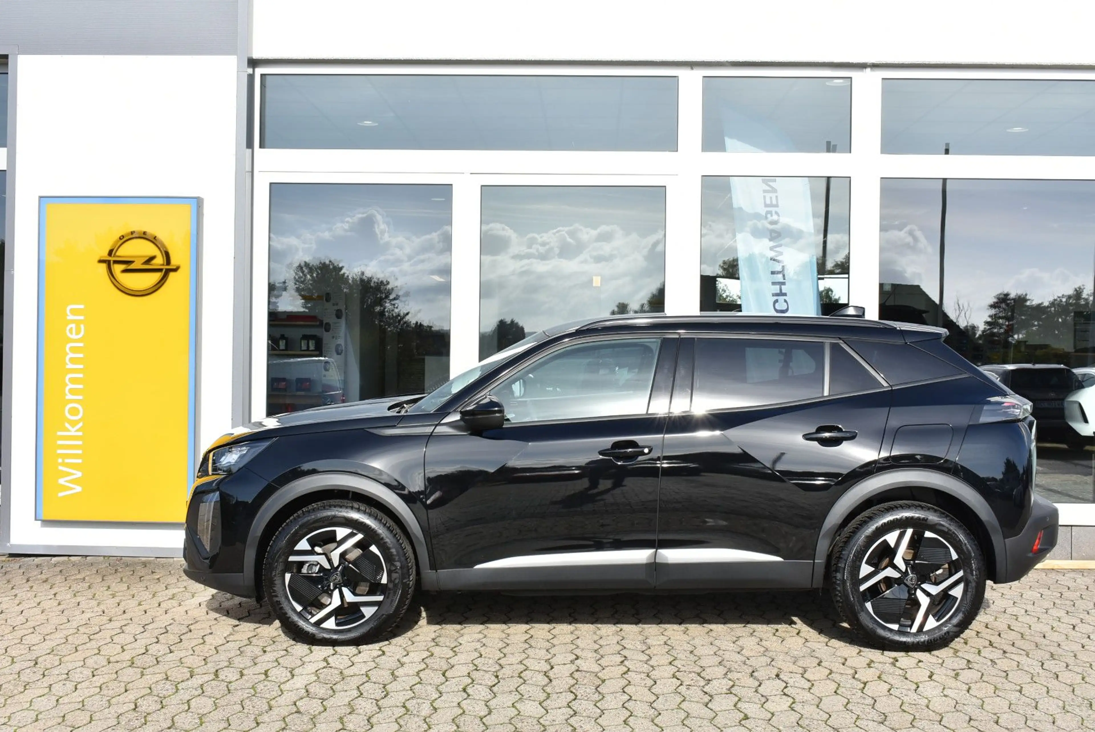 Peugeot 2008 Hybrid 145 Allure — photo 3