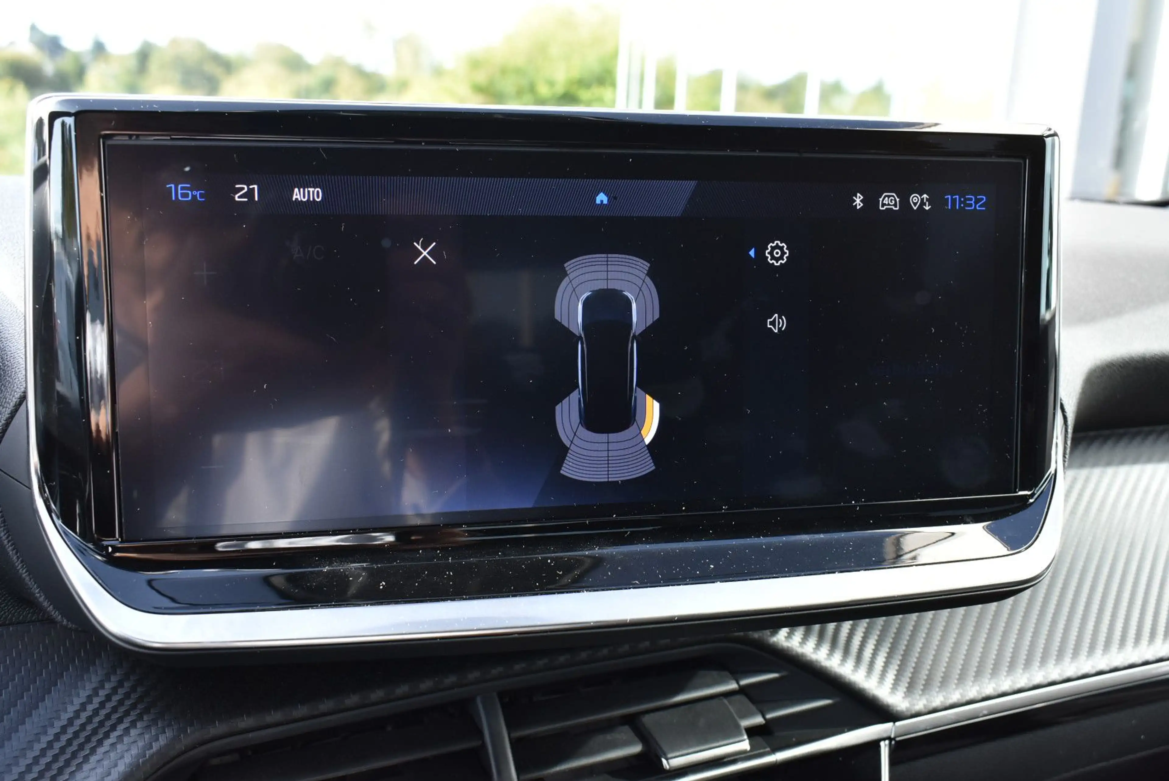 Peugeot 2008 Hybrid 145 Allure — photo 20