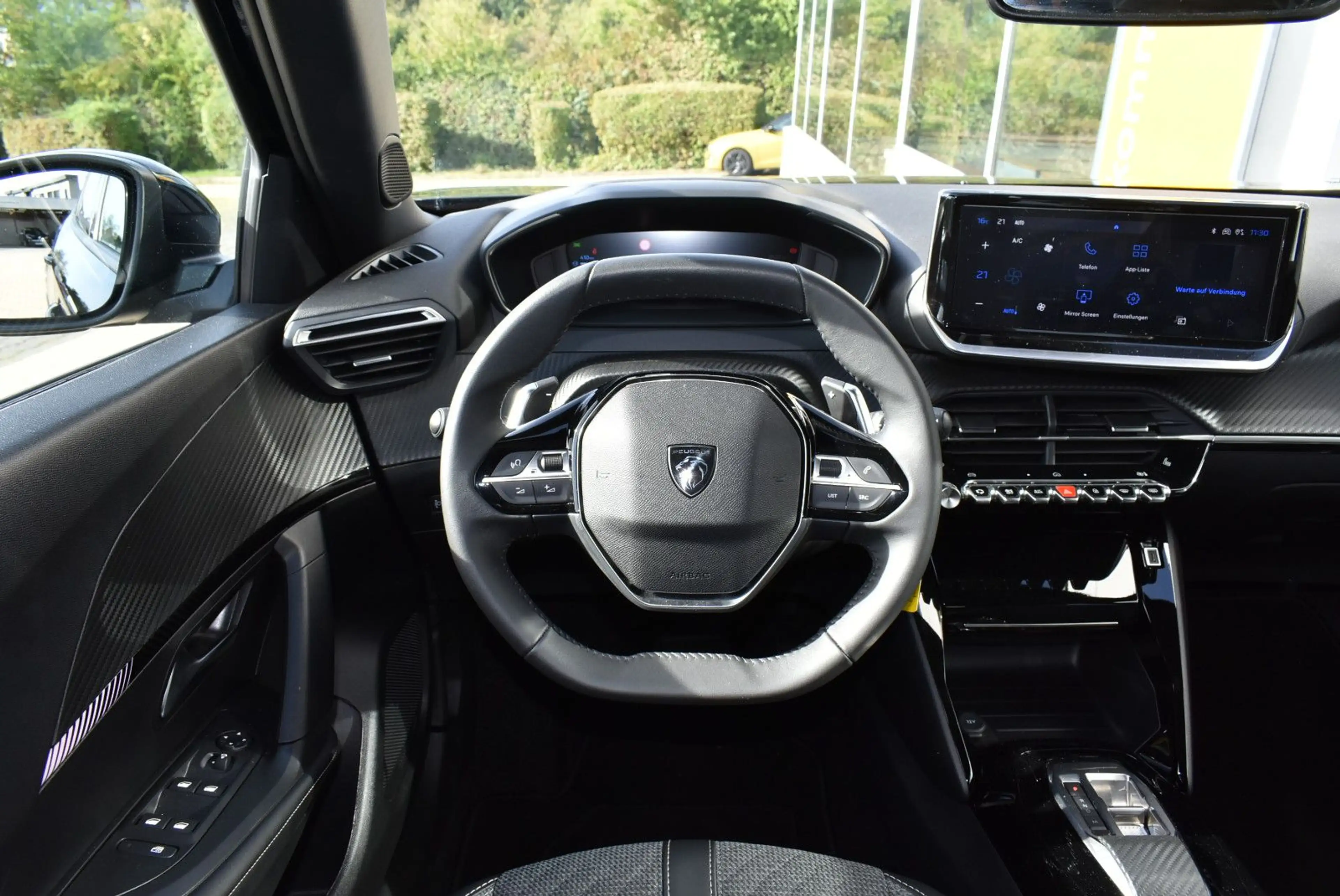 Peugeot 2008 Hybrid 145 Allure — photo 17