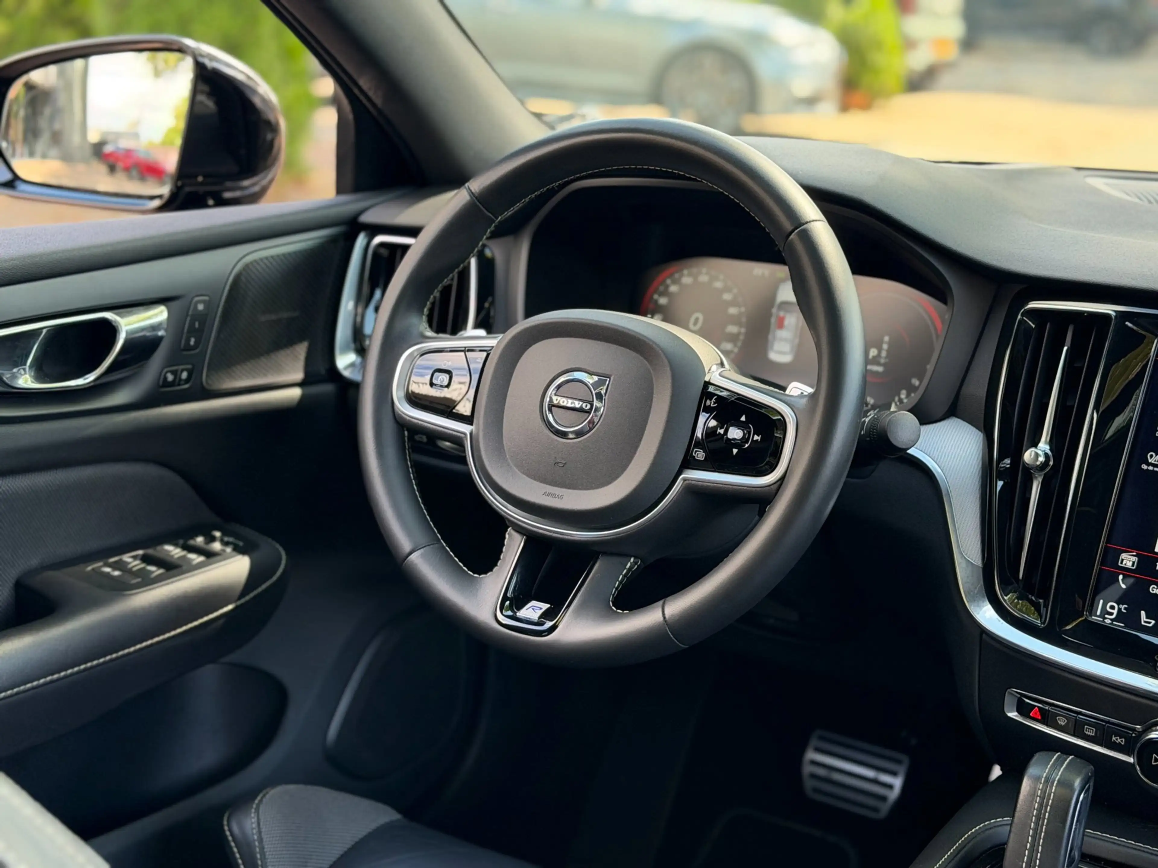 Volvo S60 2.0 T8 AWD Twin Engine R-Design|Pano|HUD|CarPlay|1 — photo 23