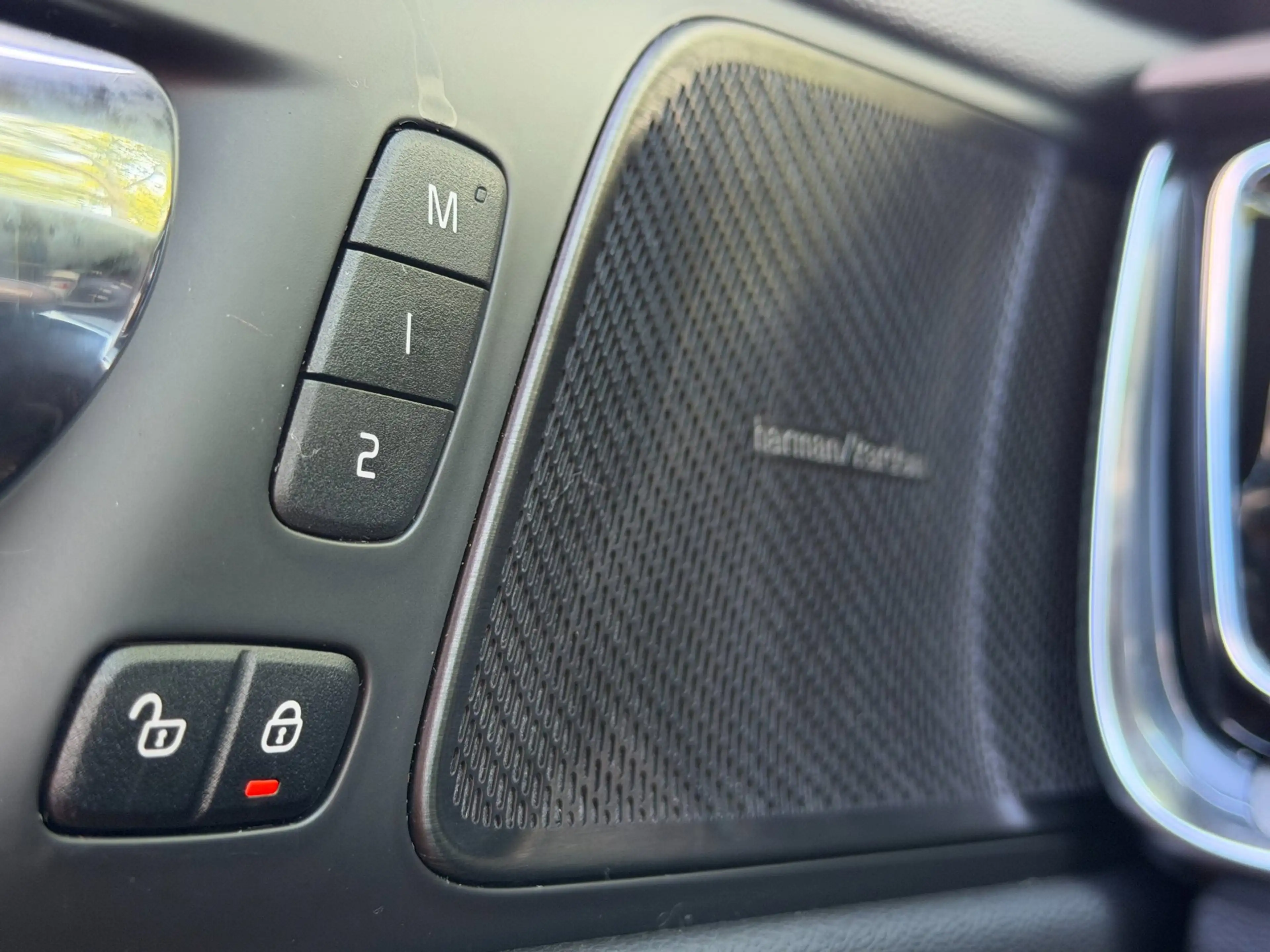 Volvo S60 2.0 T8 AWD Twin Engine R-Design|Pano|HUD|CarPlay|1 — photo 14