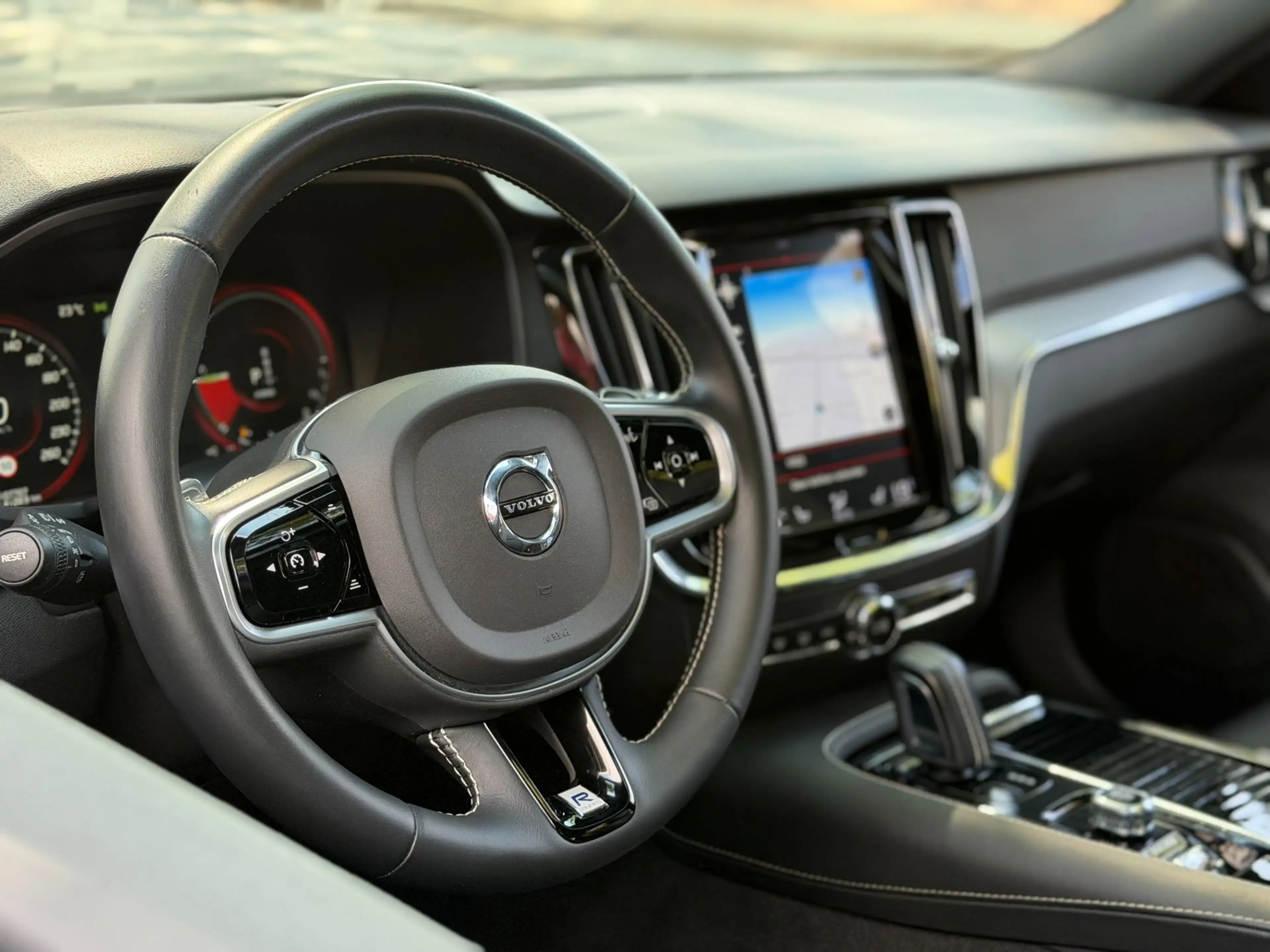 Volvo S60 2.0 T8 AWD Twin Engine R-Design|Pano|HUD|CarPlay|1 — photo 9