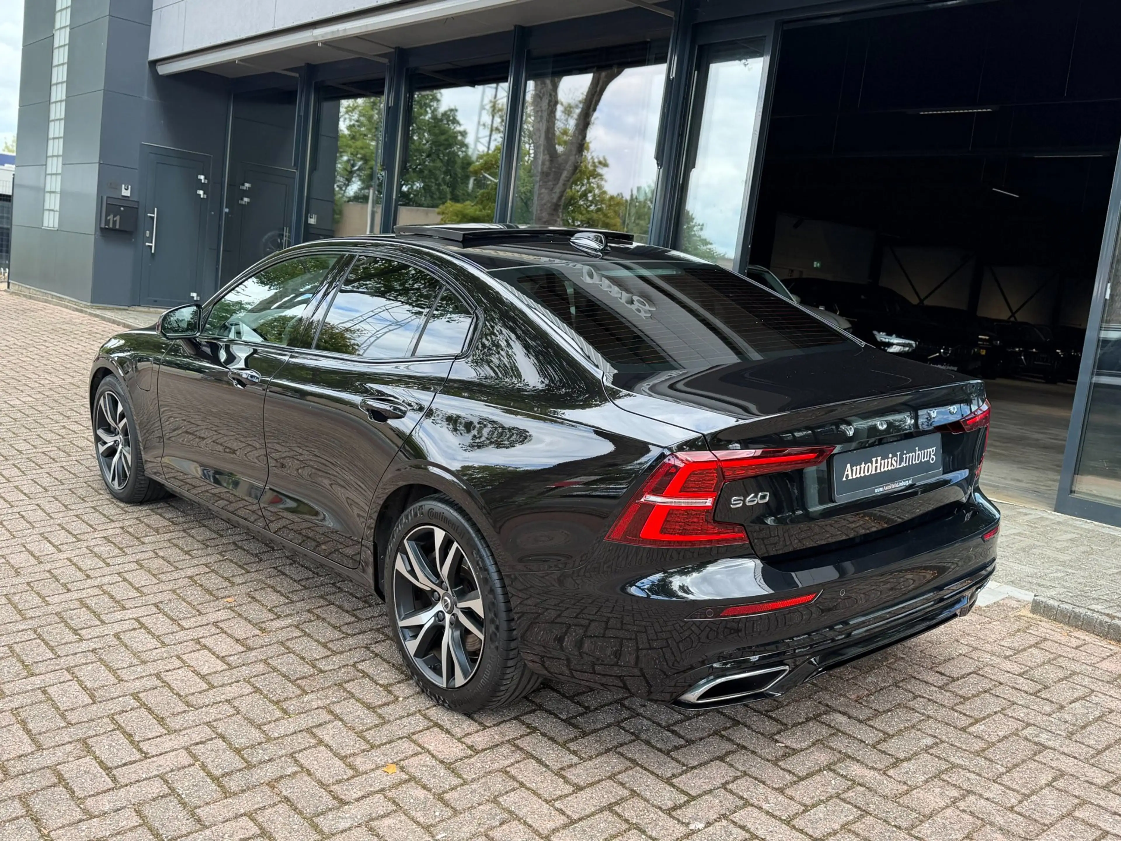 Volvo S60 2.0 T8 AWD Twin Engine R-Design|Pano|HUD|CarPlay|1 — photo 6