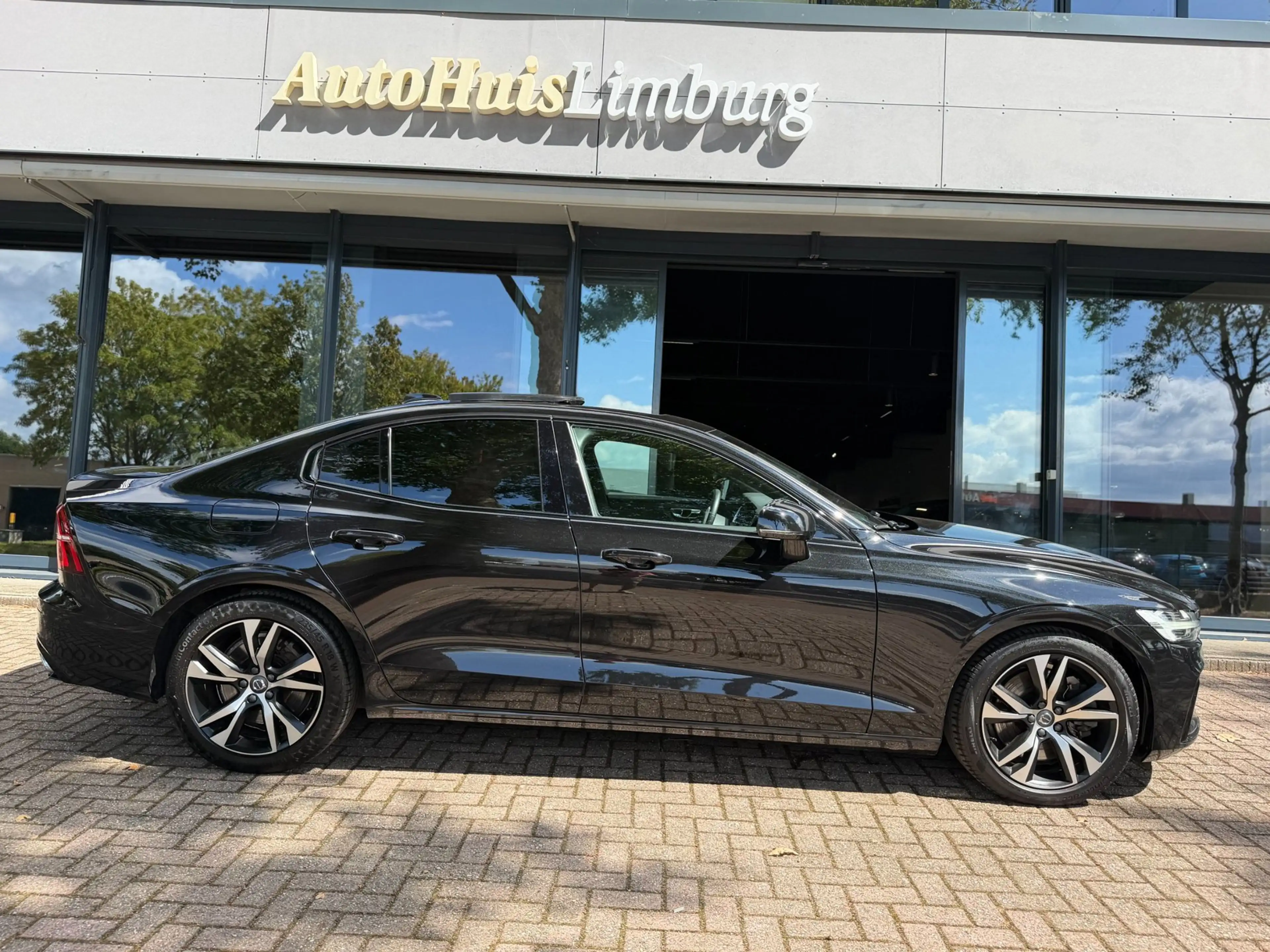 Volvo S60 2.0 T8 AWD Twin Engine R-Design|Pano|HUD|CarPlay|1 — photo 17