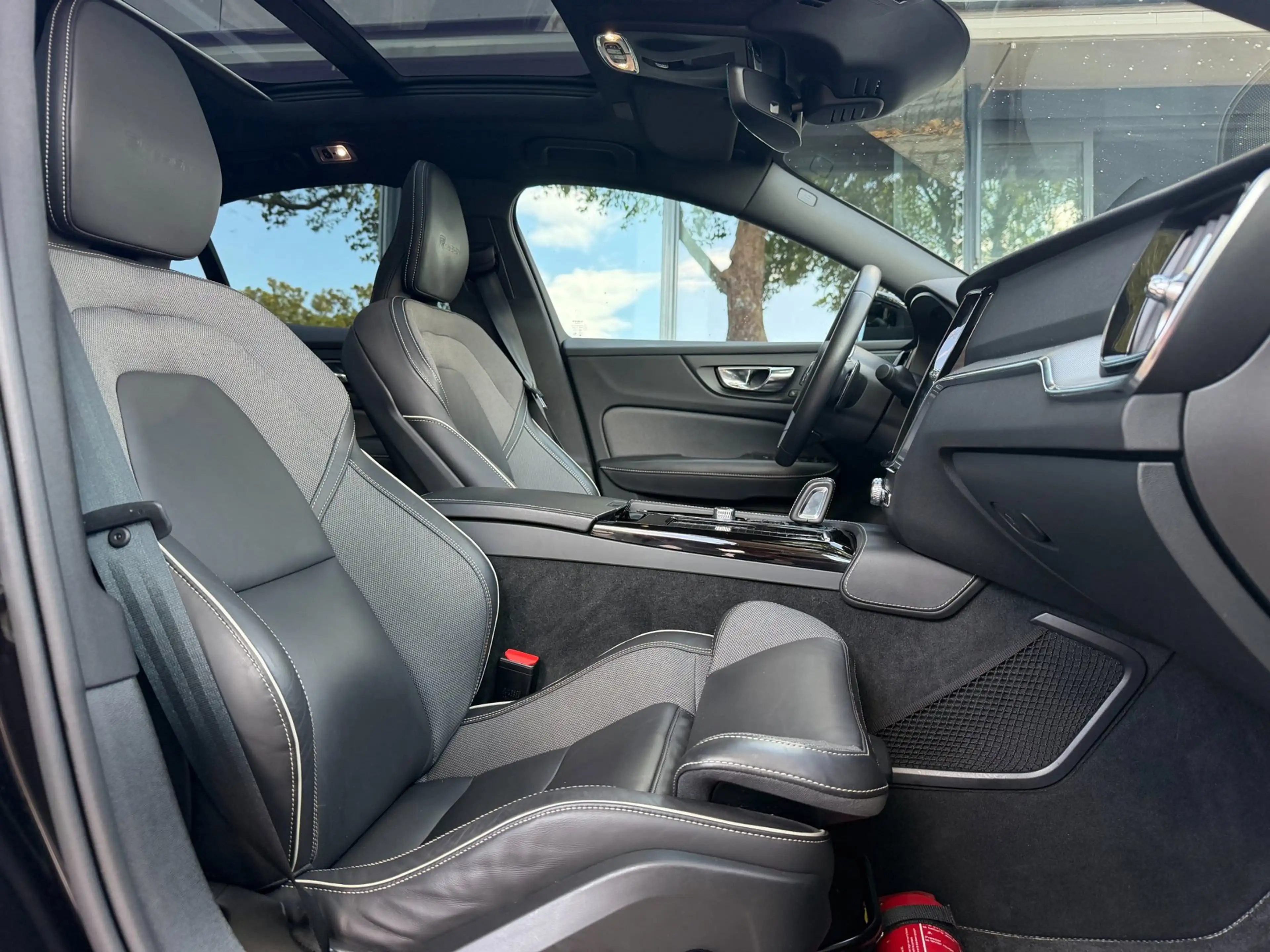 Volvo S60 2.0 T8 AWD Twin Engine R-Design|Pano|HUD|CarPlay|1 — photo 16