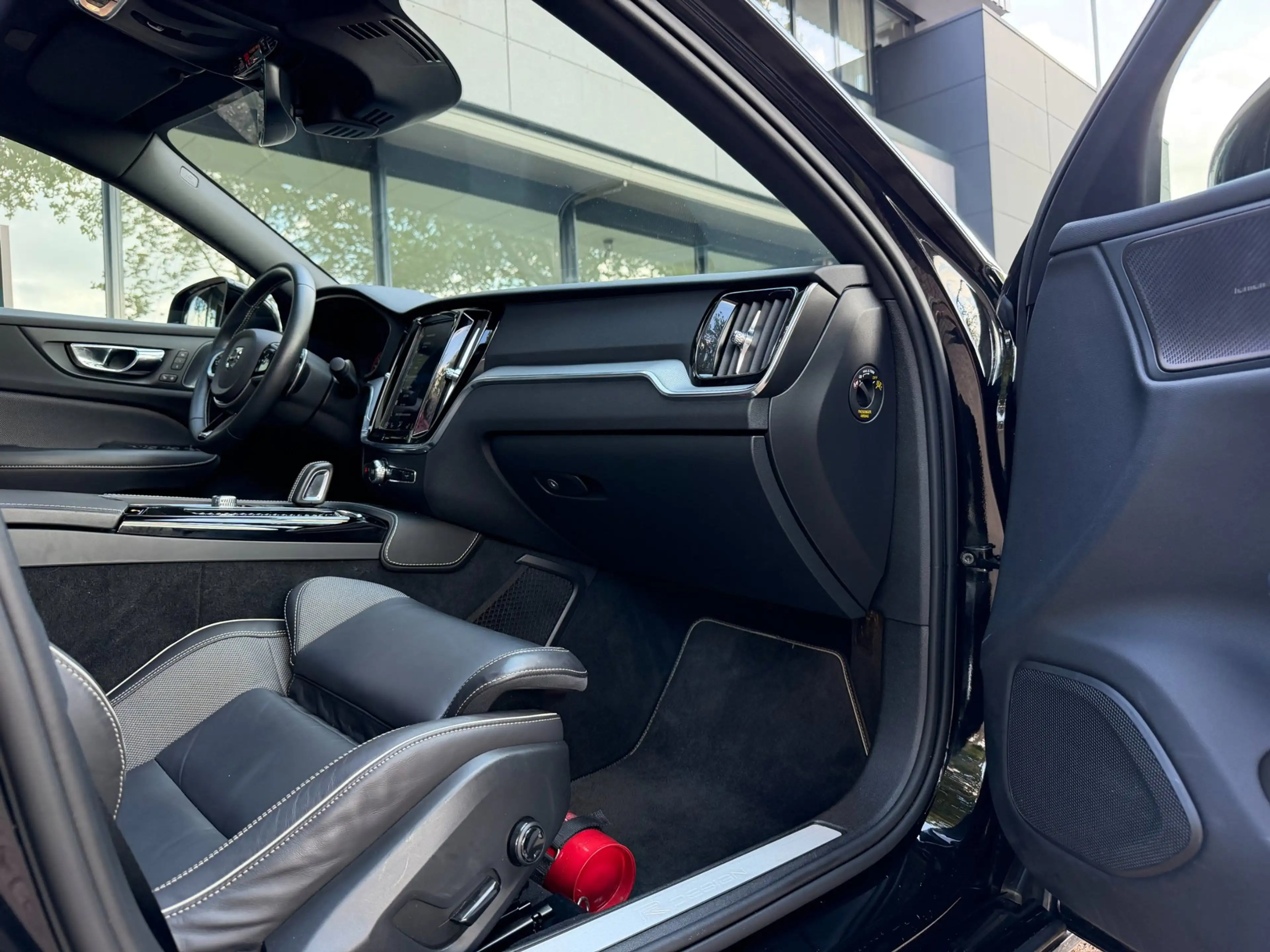 Volvo S60 2.0 T8 AWD Twin Engine R-Design|Pano|HUD|CarPlay|1 — photo 7
