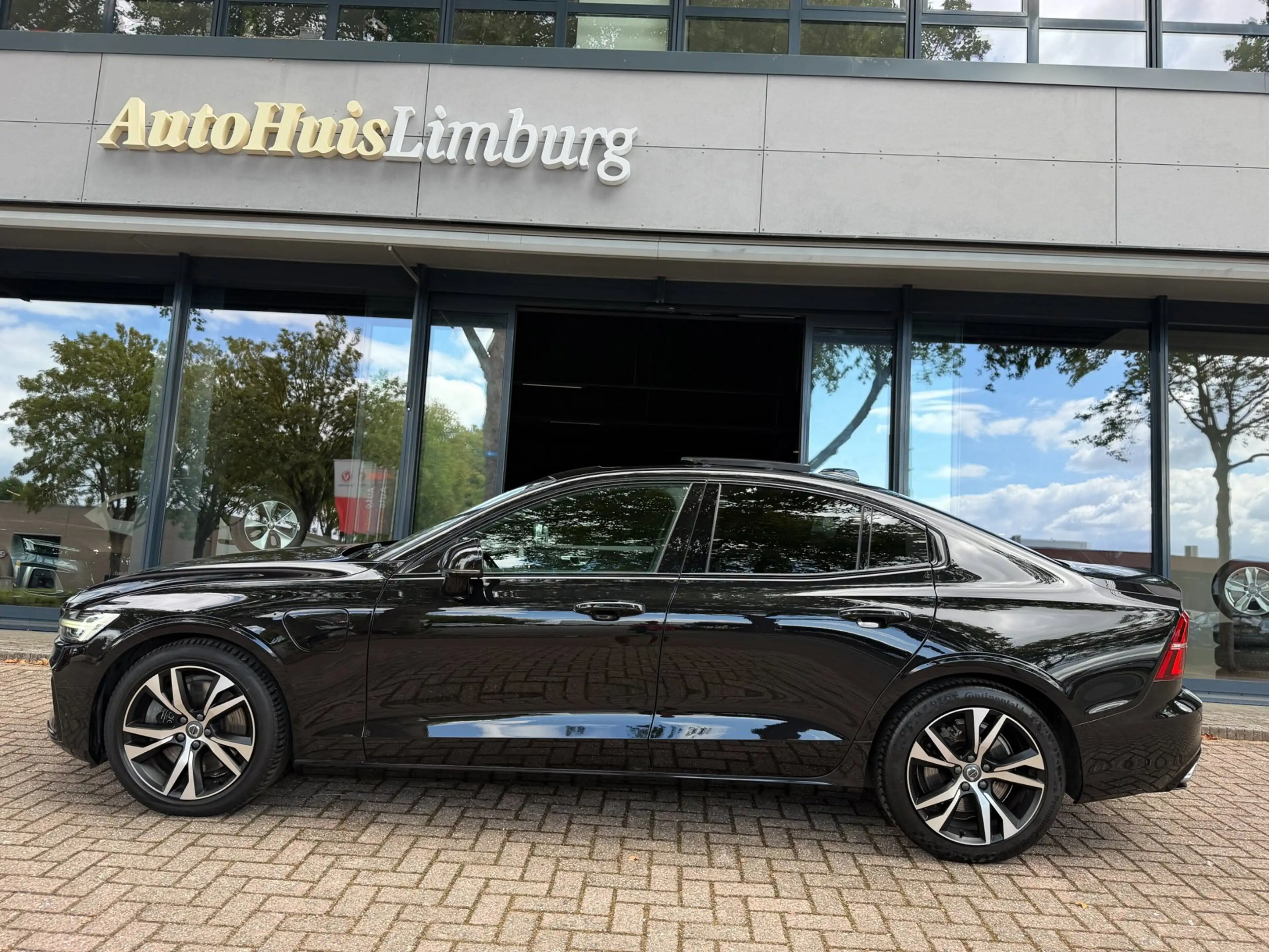 Volvo S60 2.0 T8 AWD Twin Engine R-Design|Pano|HUD|CarPlay|1 — photo 3
