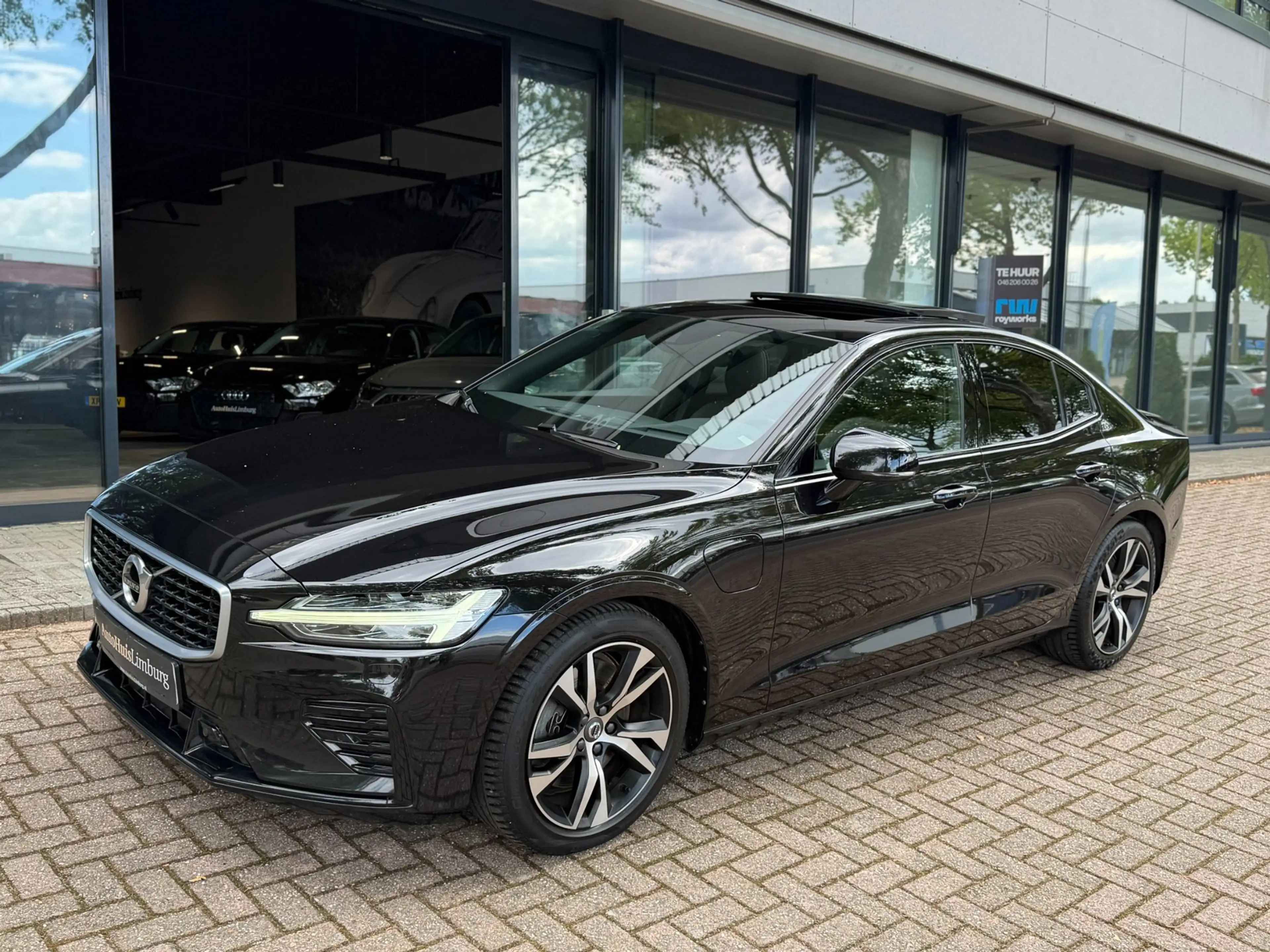 Volvo S60 2.0 T8 AWD Twin Engine R-Design|Pano|HUD|CarPlay|1 — photo 2
