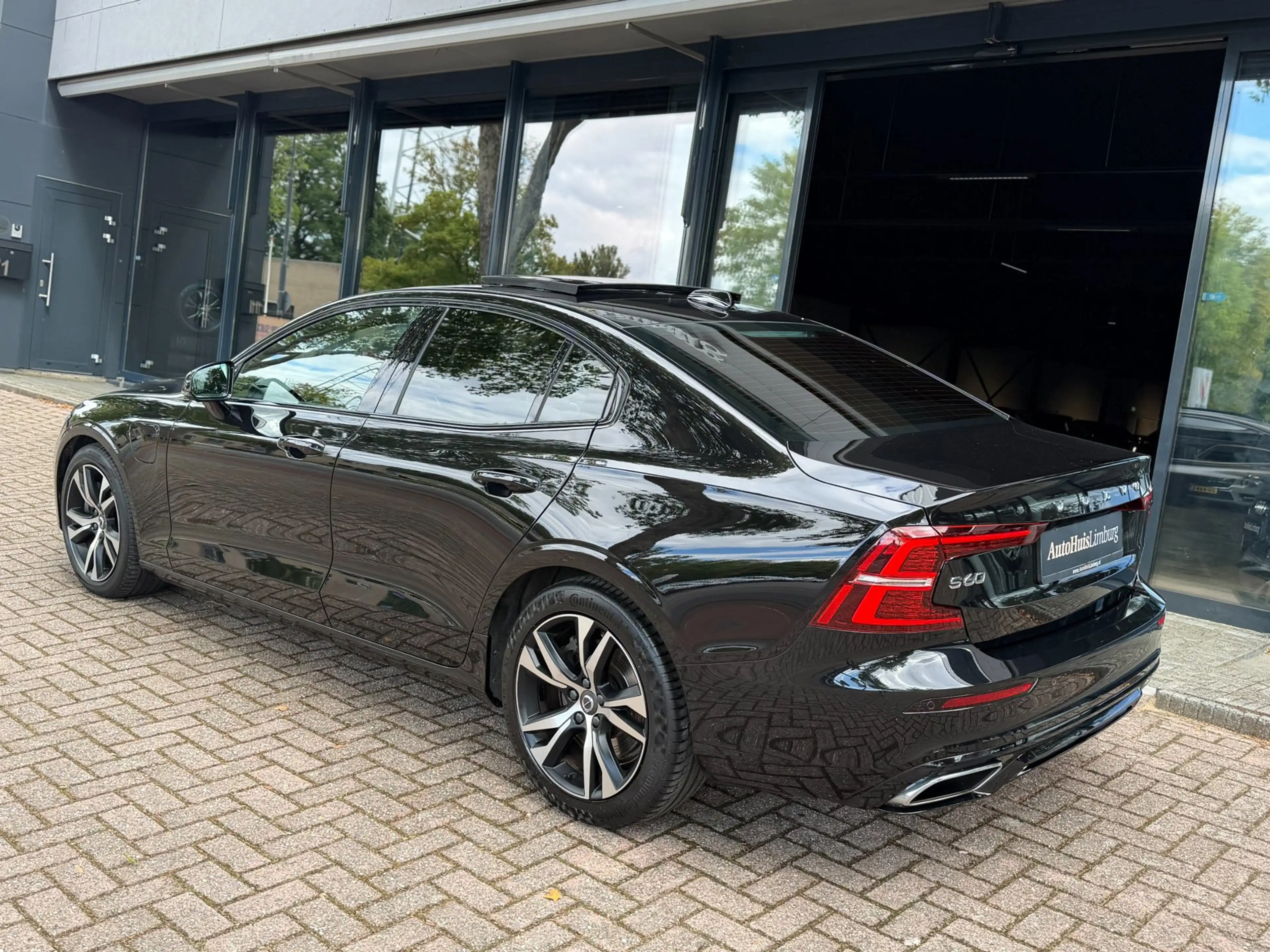 Volvo S60 2.0 T8 AWD Twin Engine R-Design|Pano|HUD|CarPlay|1 — photo 5