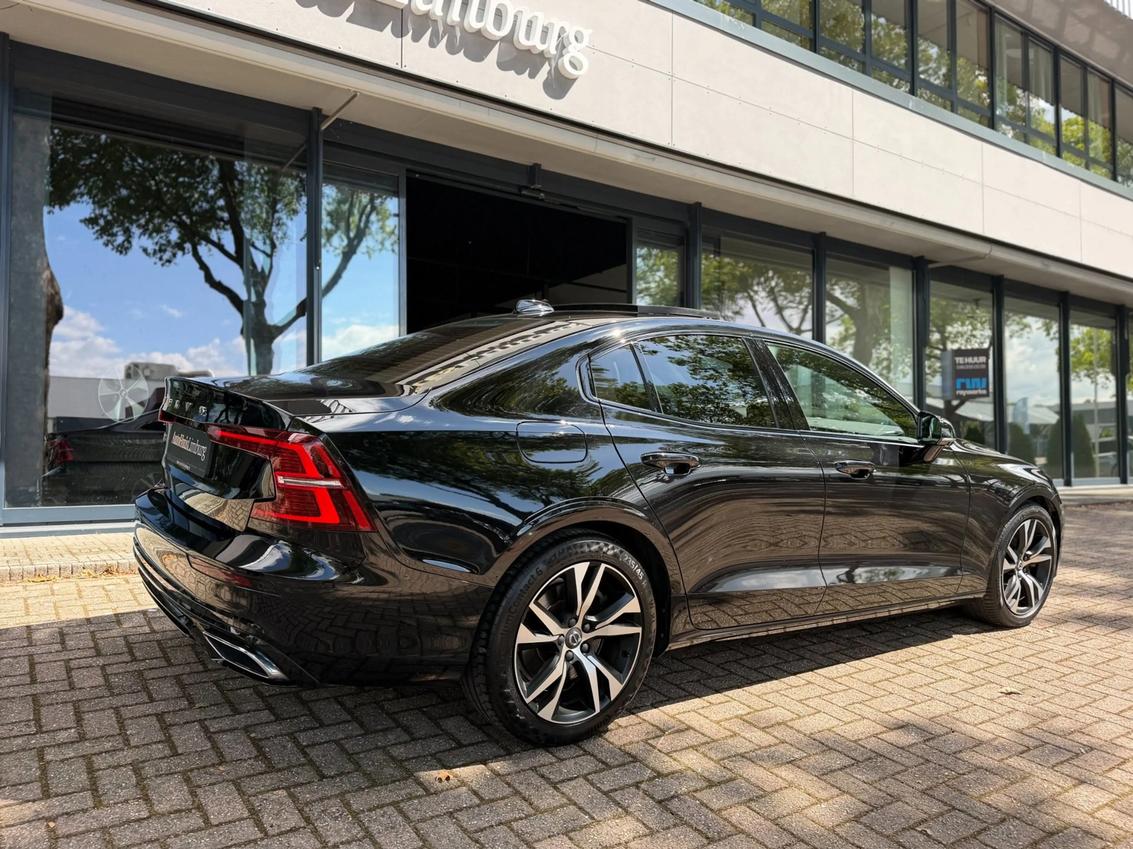Volvo S60 2.0 T8 AWD Twin Engine R-Design|Pano|HUD|CarPlay|1 — photo 18