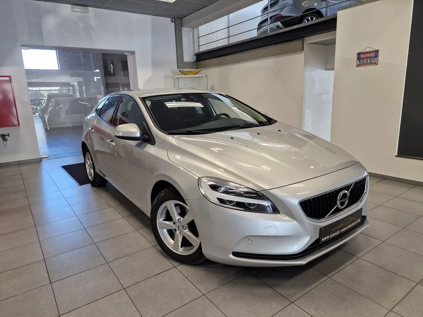 Volvo V40 T2 BENZINE - 1