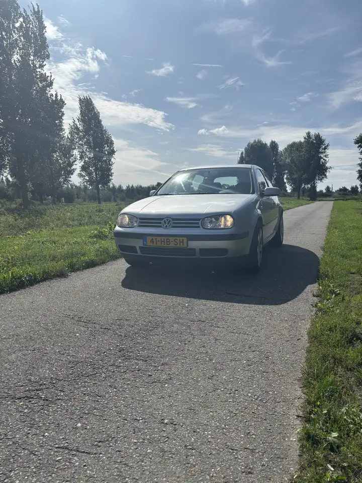 Volkswagen Golf 1.6-16V Trendline, foto 1