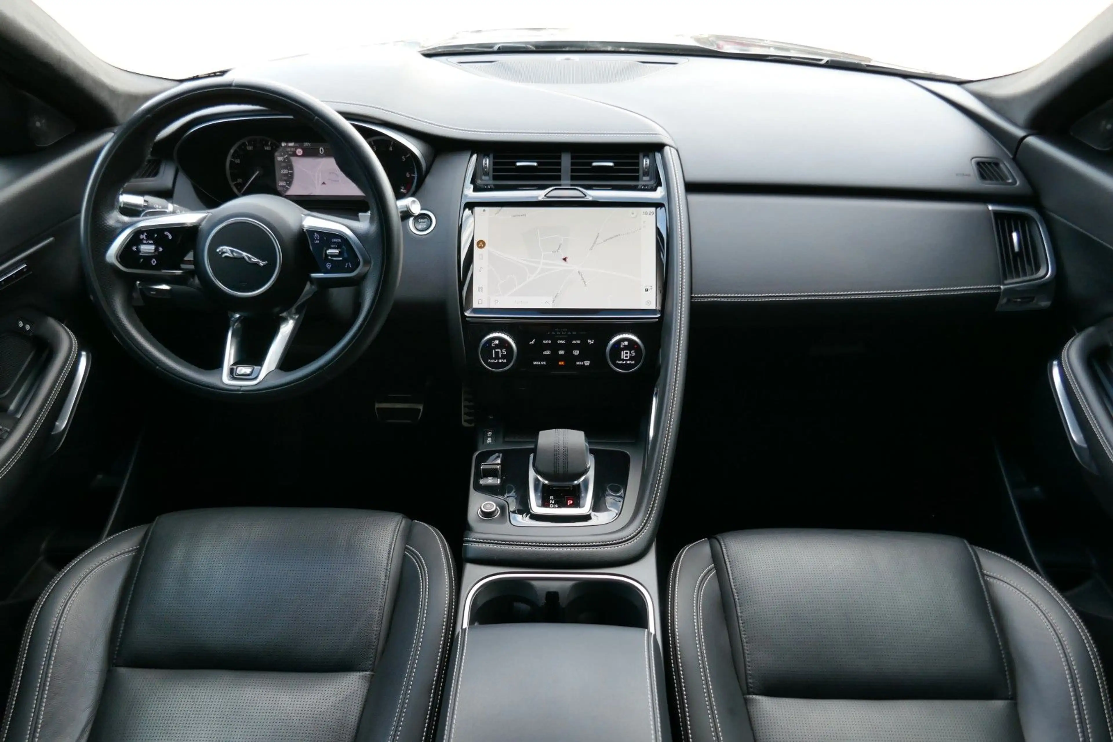 Jaguar E-Pace P200 AWD R-Dynamic 1.HAND LED LEDER — photo 11