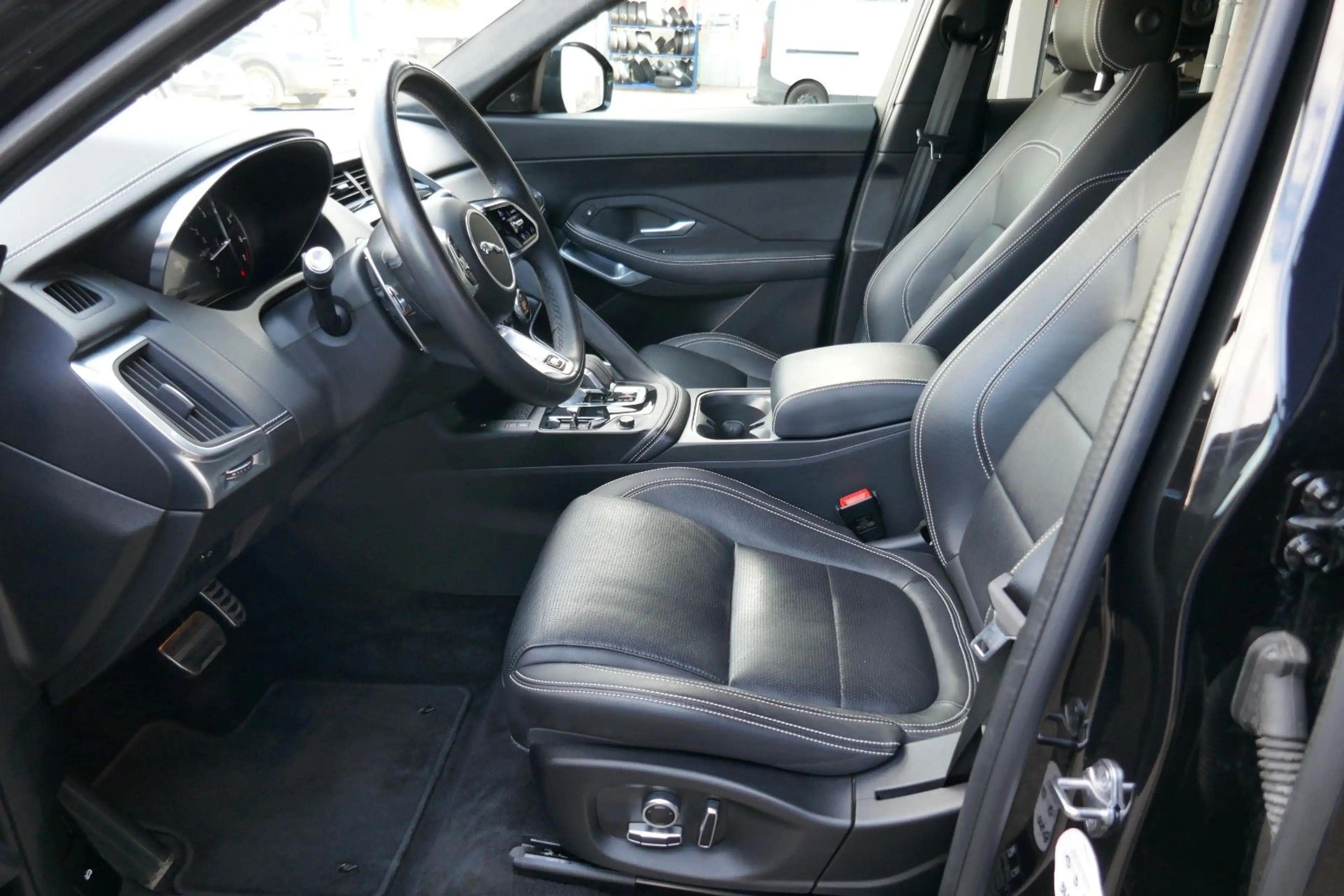 Jaguar E-Pace P200 AWD R-Dynamic 1.HAND LED LEDER — photo 5