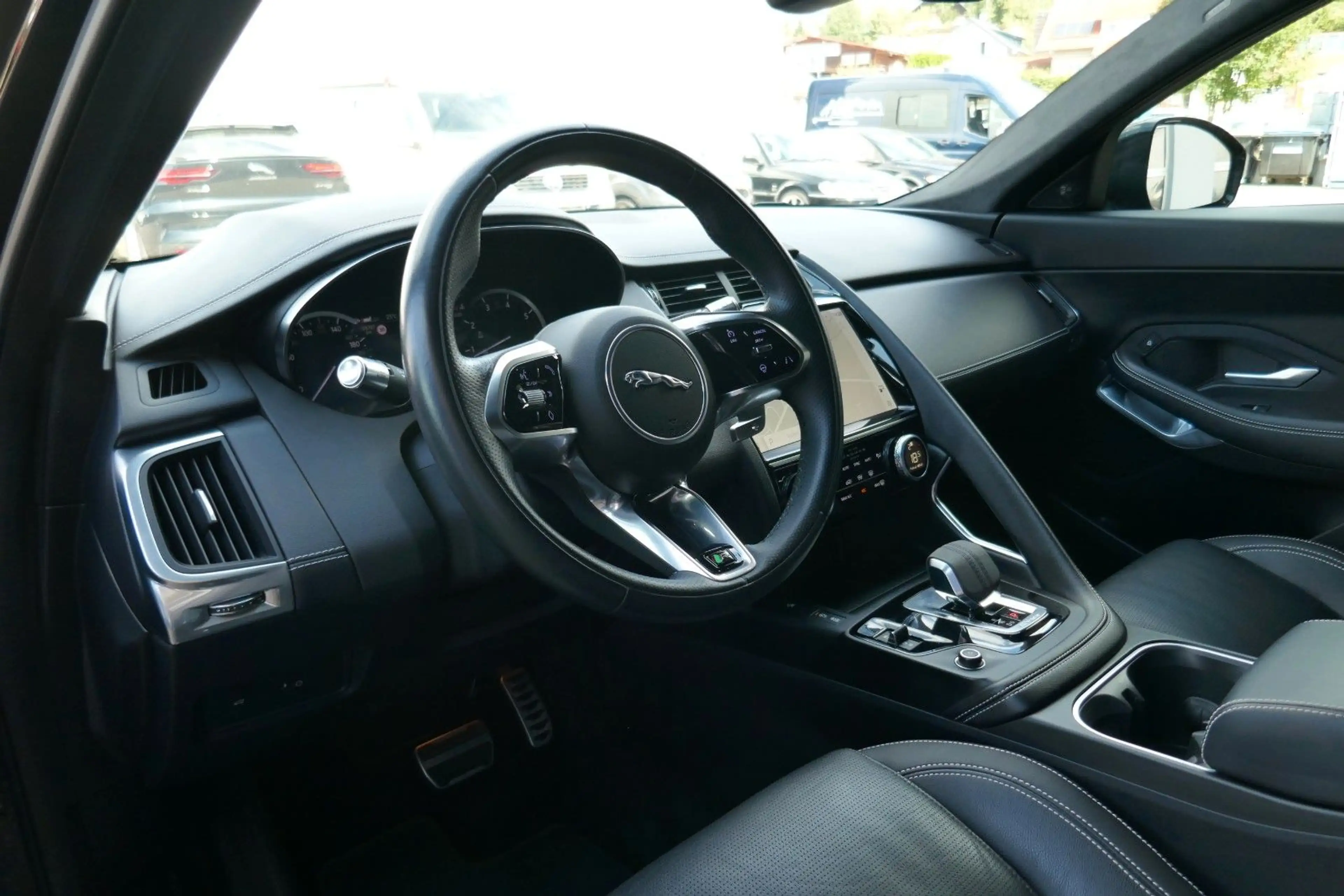 Jaguar E-Pace P200 AWD R-Dynamic 1.HAND LED LEDER — photo 8