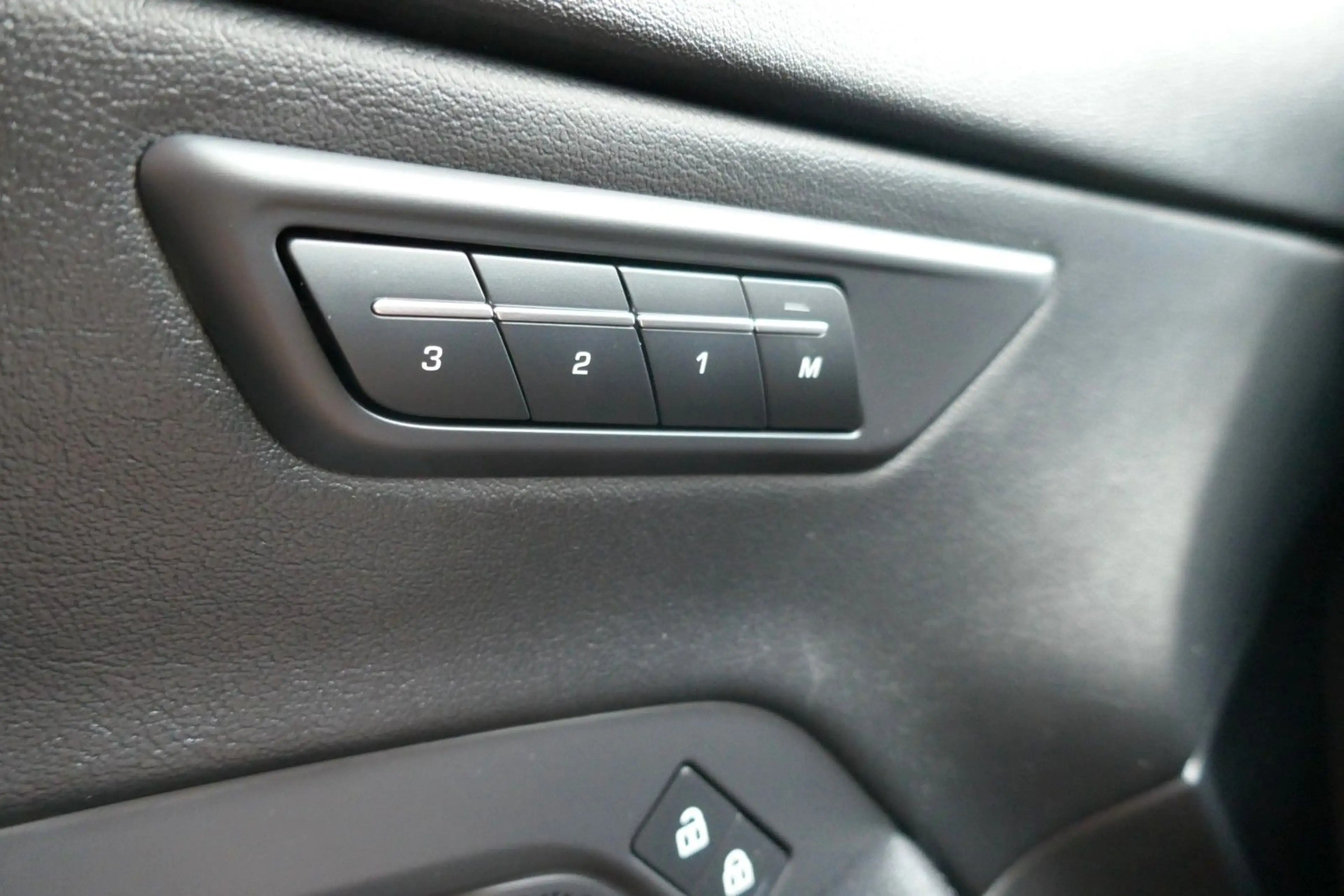Jaguar E-Pace P200 AWD R-Dynamic 1.HAND LED LEDER — photo 7