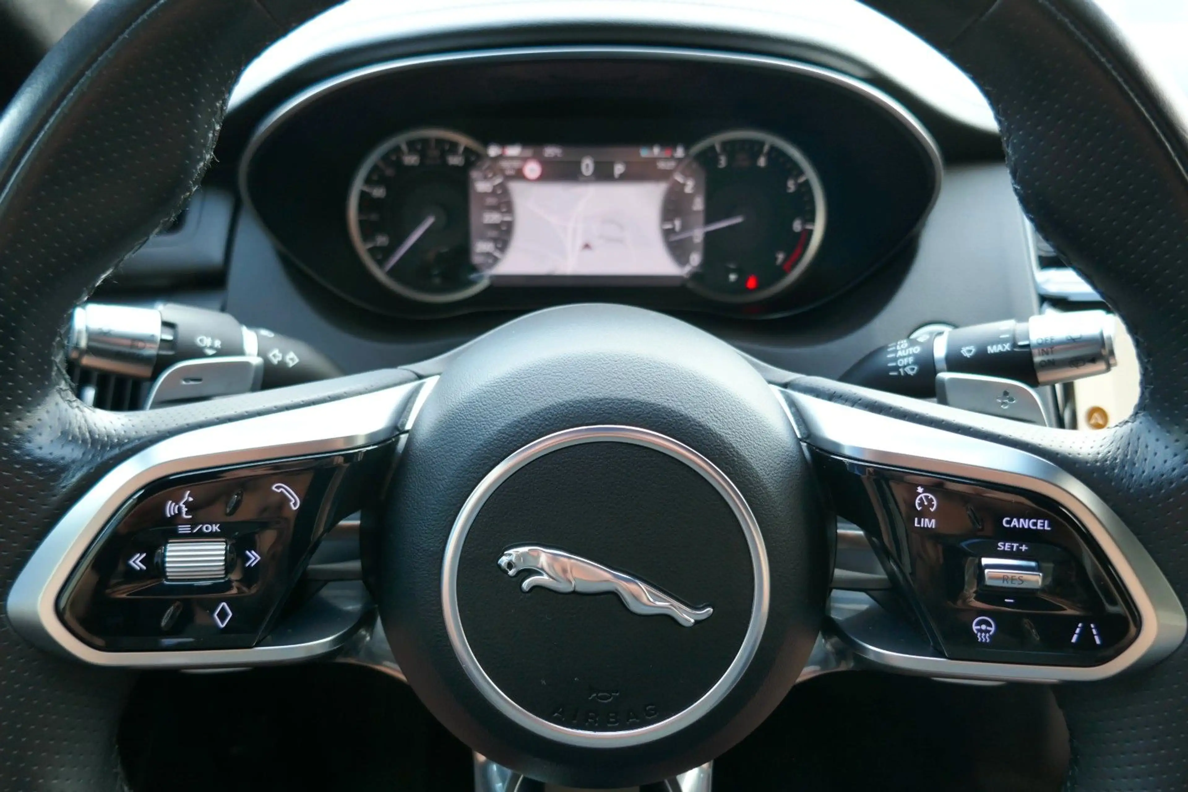 Jaguar E-Pace P200 AWD R-Dynamic 1.HAND LED LEDER — photo 9
