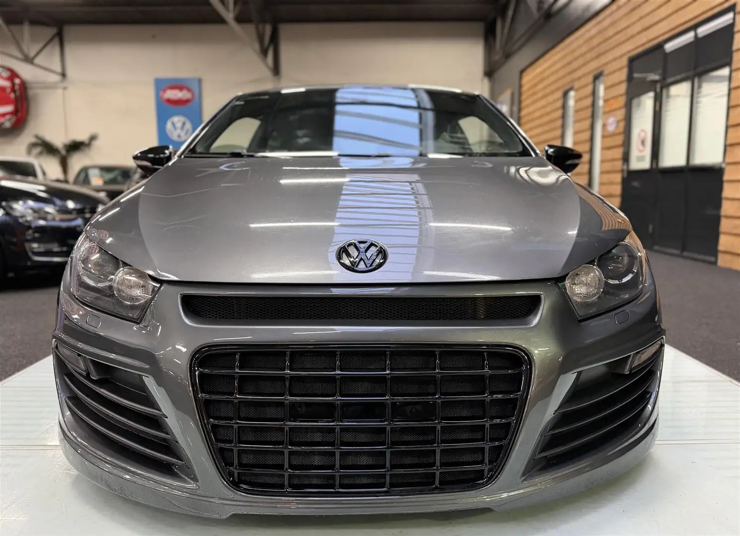 Volkswagen Scirocco 2.0 R Unieke Auto! 119DKM! Navi! Clima! Grau - 2