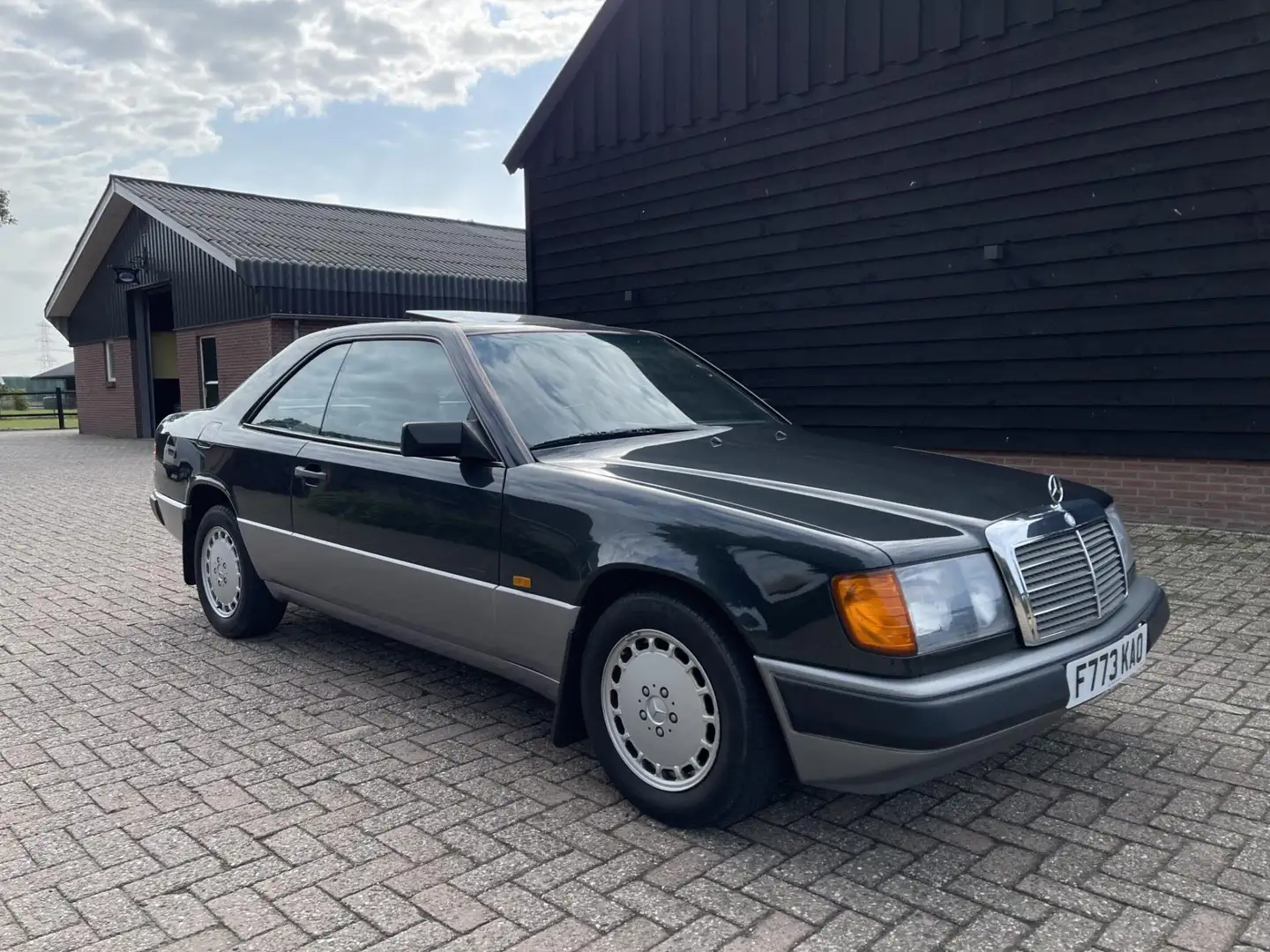 Mercedes-Benz CE 200 200-500 (W124) 230 RHD Only 45.000mls Zwart - 1