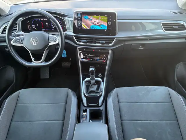 Volkswagen T-Roc view 11