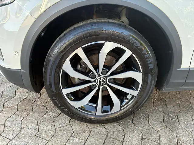 Volkswagen T-Roc view 4
