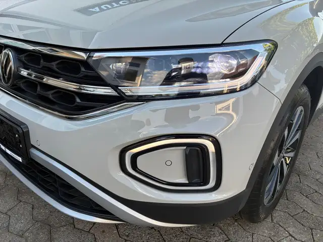 Volkswagen T-Roc view 3