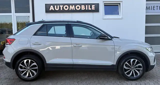 Volkswagen T-Roc view 8