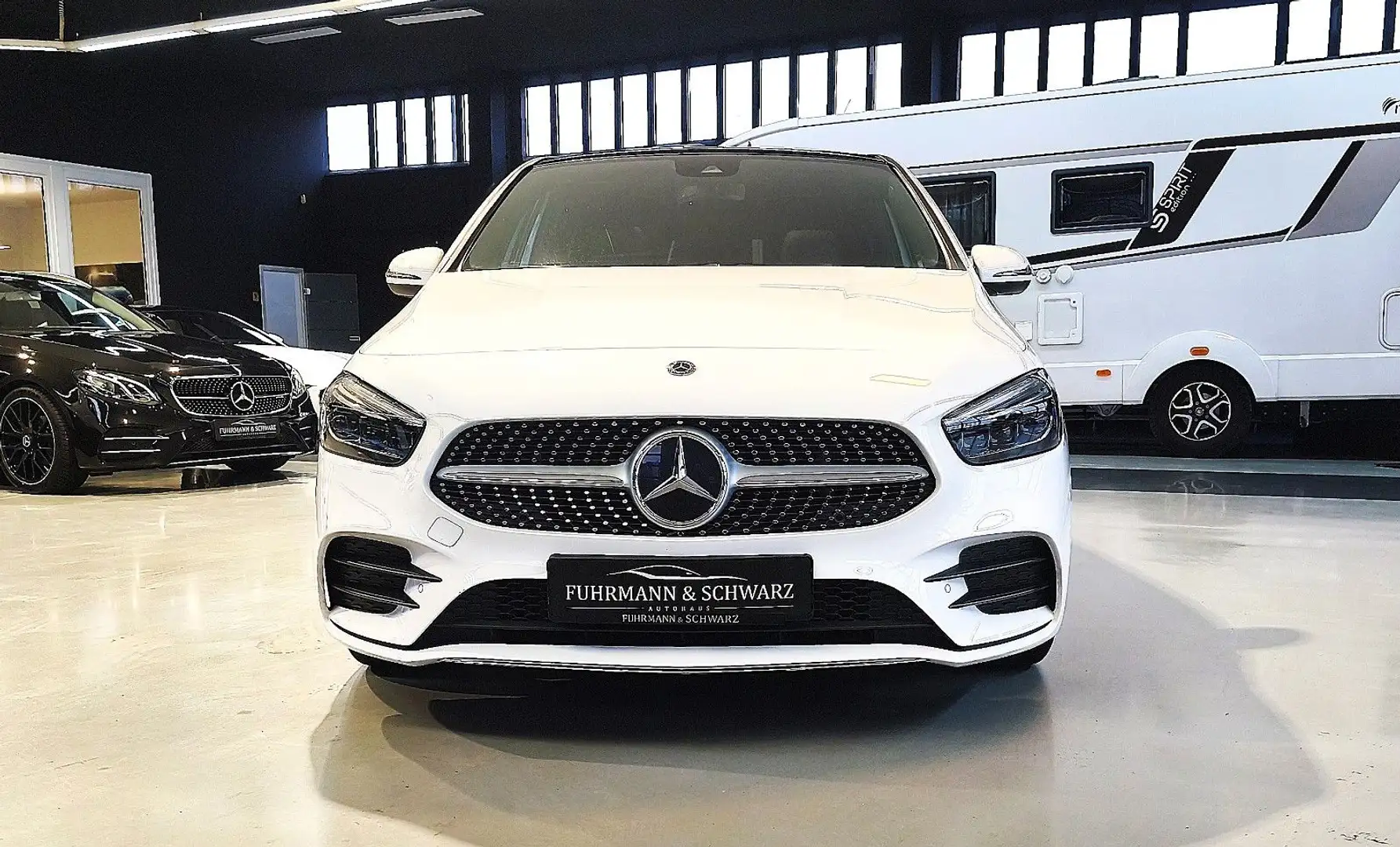 Mercedes-Benz B 200 Mercedes B 200 Multibeam AMG Line+Pano++Rückfk. Weiß - 2