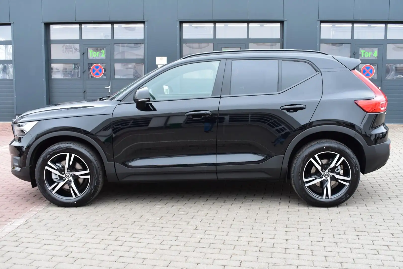 Volvo XC40 B4 Autom. R-Design*H&K*RFK*ACC*AHK Noir - 1