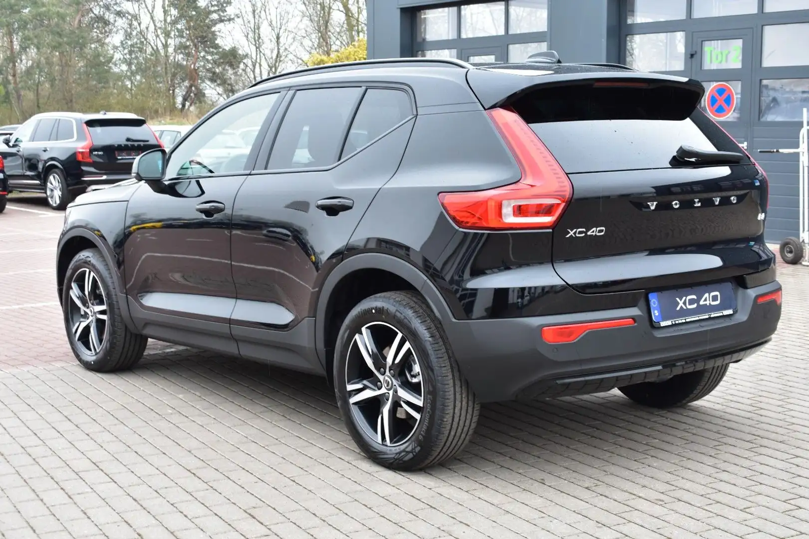 Volvo XC40 B4 Autom. R-Design*H&K*RFK*ACC*AHK Noir - 2