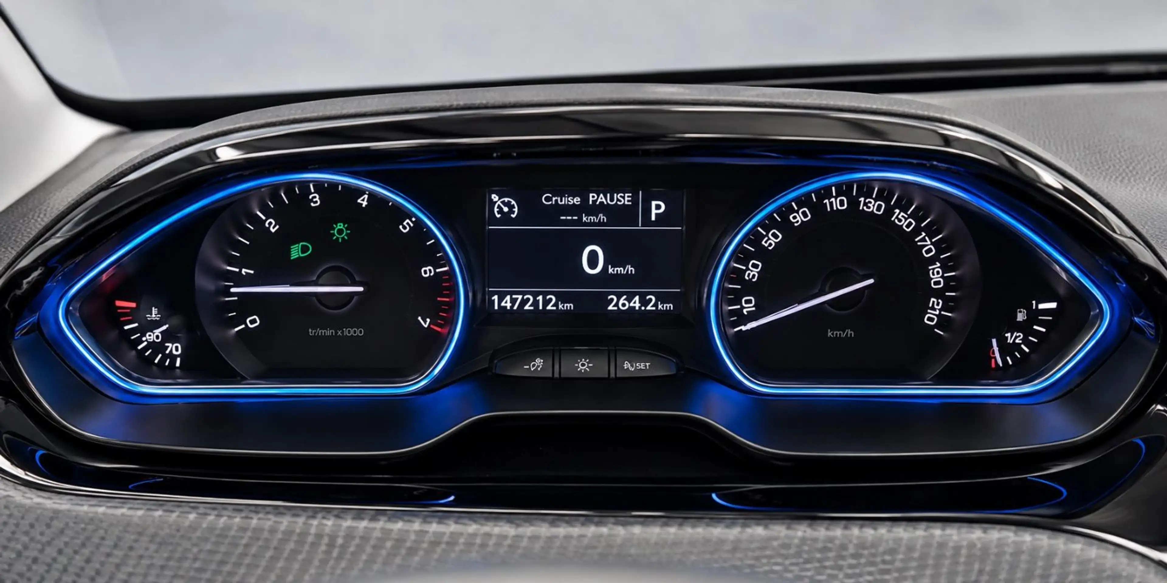 Peugeot 2008 Allure AUTOMATIK! AHK! PANO! NAVI! PDC! — photo 7